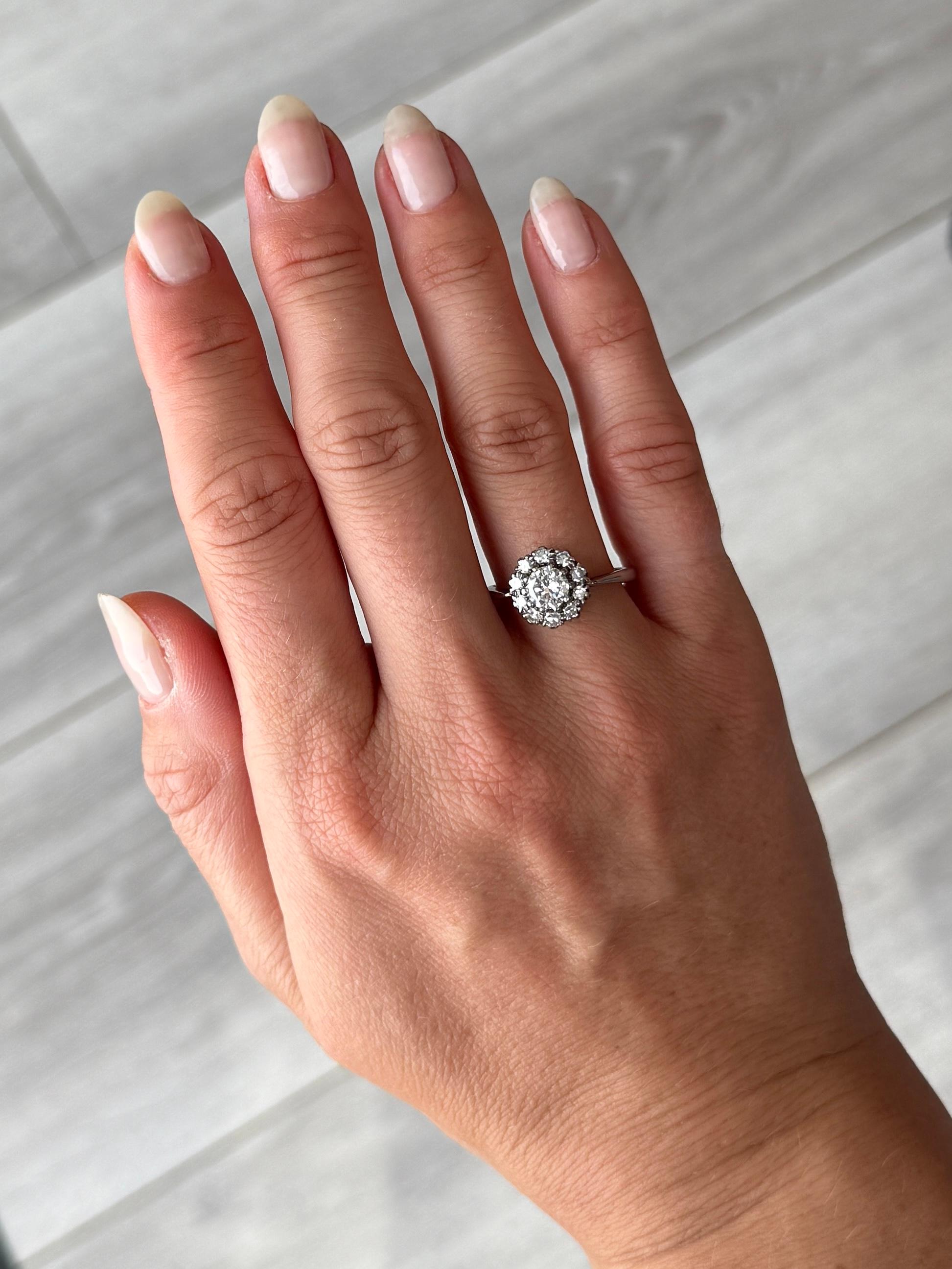 Edwardian Art Deco Diamond and 18 Carat White Gold Cluster Ring For Sale