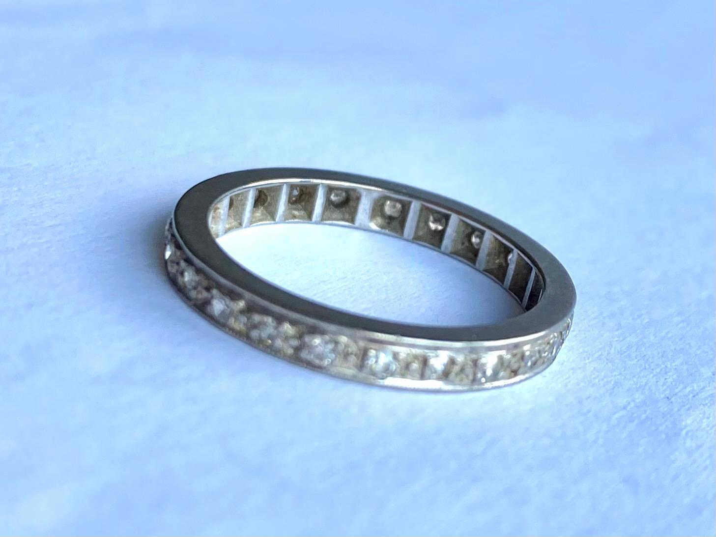 Cet anneau d'éternité scintillant contient des diamants qui totalisent environ 45pts et ont le plus merveilleux des éclats. Les diamants sont sertis dans l'anneau qui est en or blanc 18 carats. 

Taille de l'anneau : L 1/2 ou 6 
Largeur de la bande