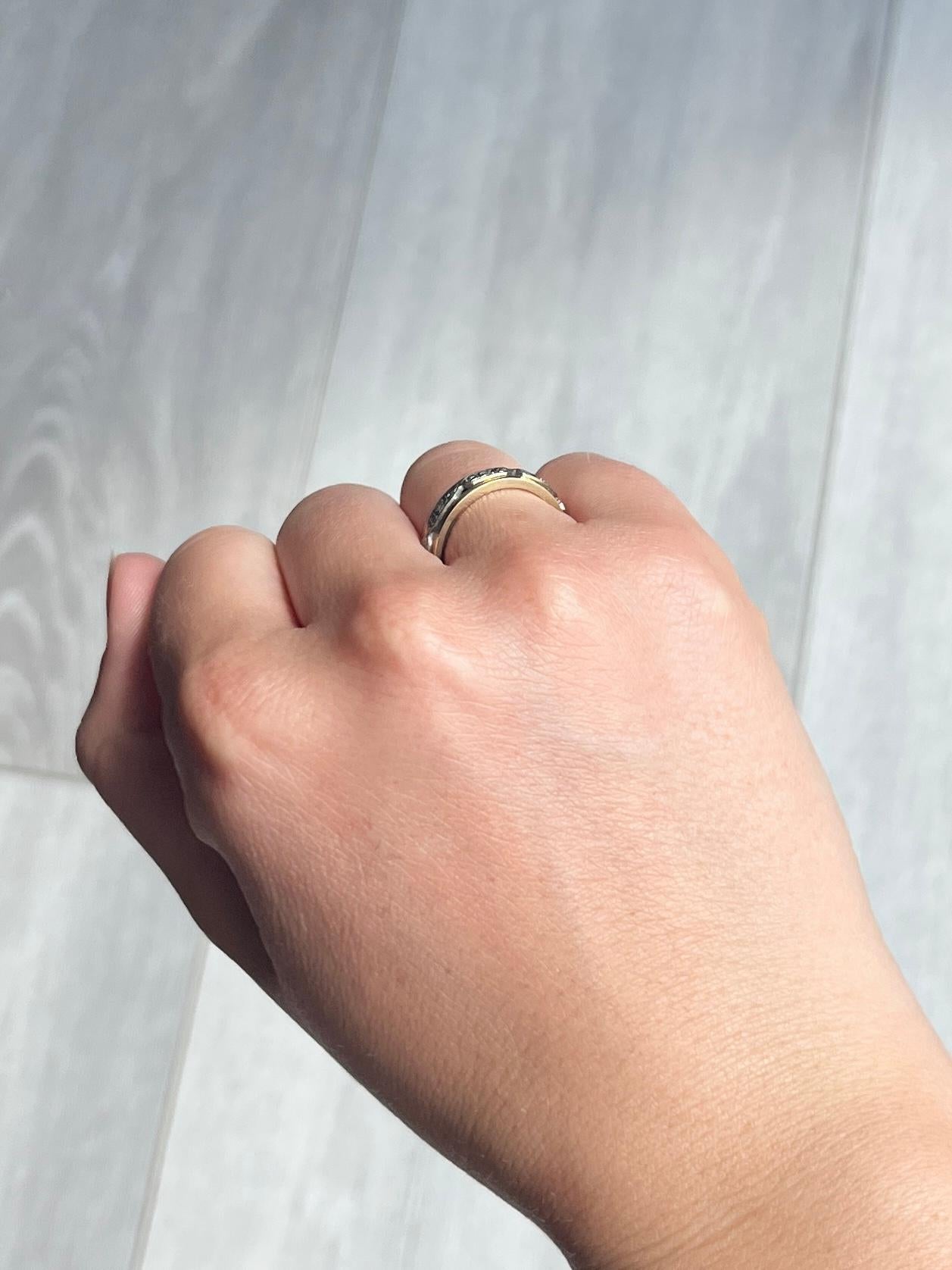 Dieser atemberaubende Ewigkeitsring enthält Diamanten aus 18 Karat Weißgold, die rund um den Ring funkeln. Die Diamanten haben insgesamt etwa 10 Punkte. Das Hauptband des Rings ist aus 18 Karat Gelbgold modelliert. 

Ringgröße: K 1/2 oder 5