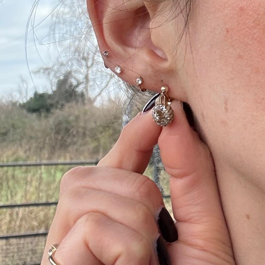 Questi scintillanti orecchini a grappolo con diamanti taglio old mine contengono un totale di circa 1,20ct. Gli orecchini sono realizzati in oro 9ct. 

Diametro del cluster: 8 mm 
Caduta dall'orecchio: 15 mm

Peso: 1,7 g