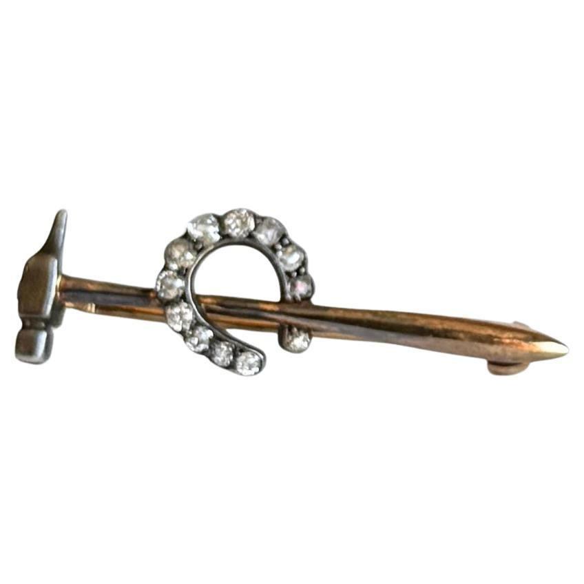 Art Deco Diamant und 9 Karat Gold Hufeisen- und Hammer-Brosche, Art déco