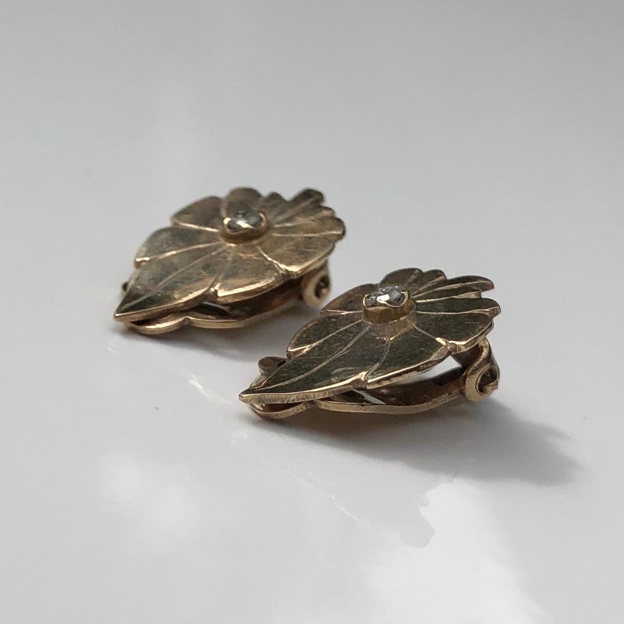 These gorgeous leaf earrings are modelled in 9ct gold and have a diamonds measuring 5pts on each one. The earrings are clip on and the face of them are gorgeously glossy!

Leaf Dimensions: 17x11mm 

Weight: 2.9g