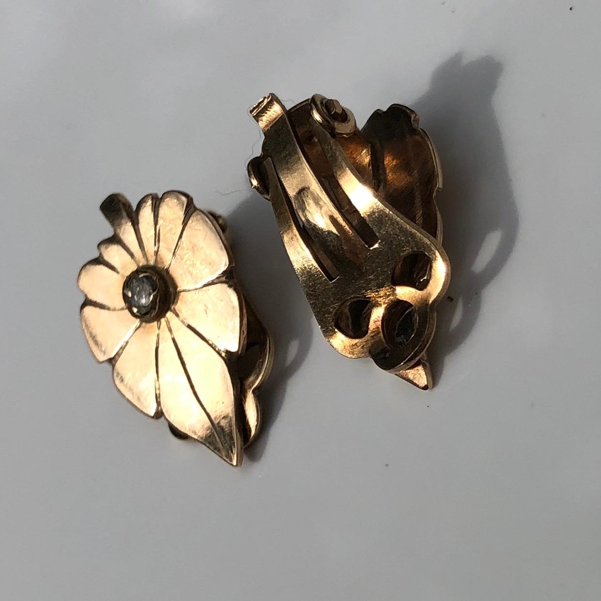 Round Cut Art Deco Diamond and 9 Carat Gold Leaf Clip-On Earrings For Sale