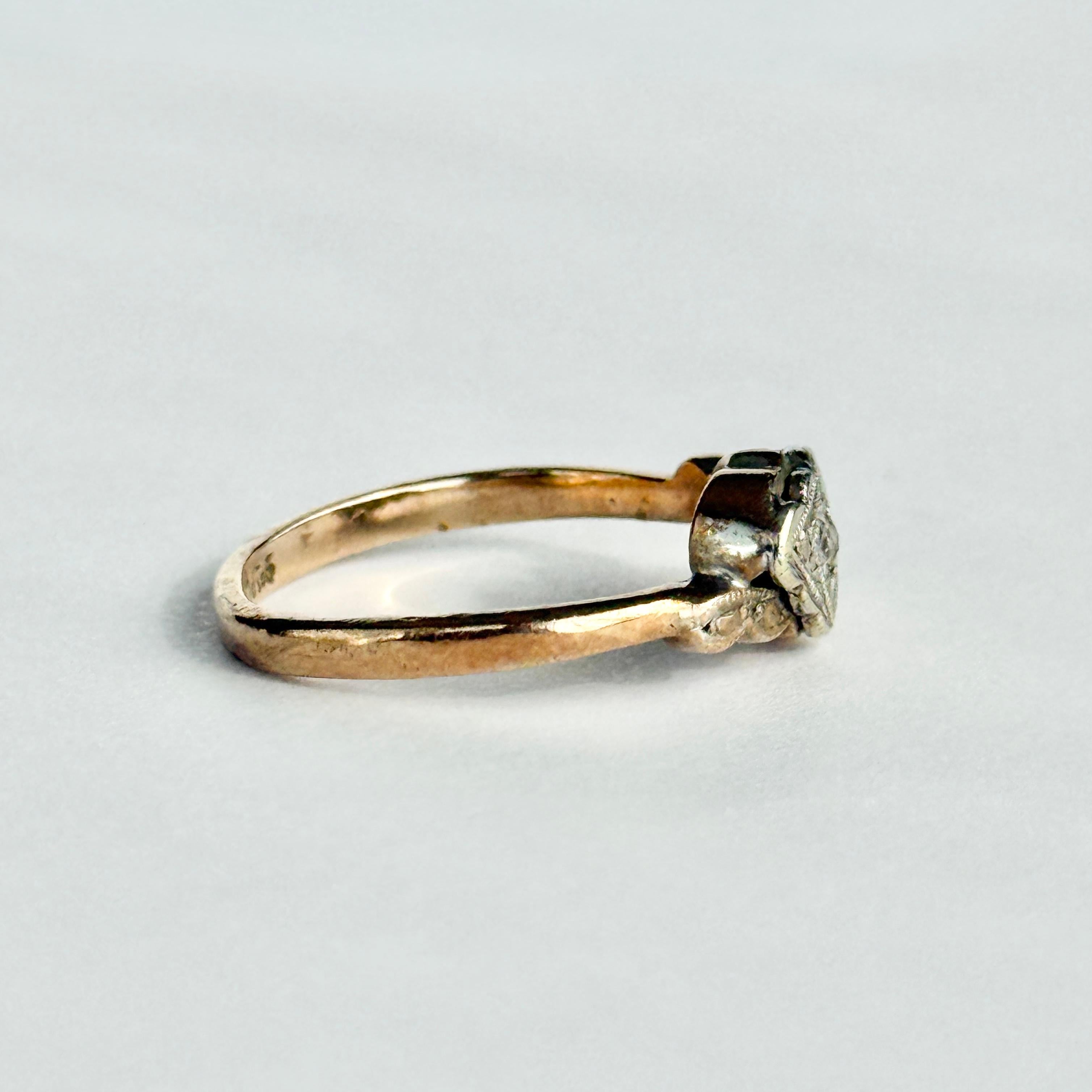 Se trata de un anillo de panel de estilo giratorio. Modelado en oro de 9 quilates y piedras engastadas en platino. el diamante central mide 2 pts. 

Talla del anillo: M o 6 1/4 
Dimensiones del panel: 12x7mm

Peso: 2,6 g