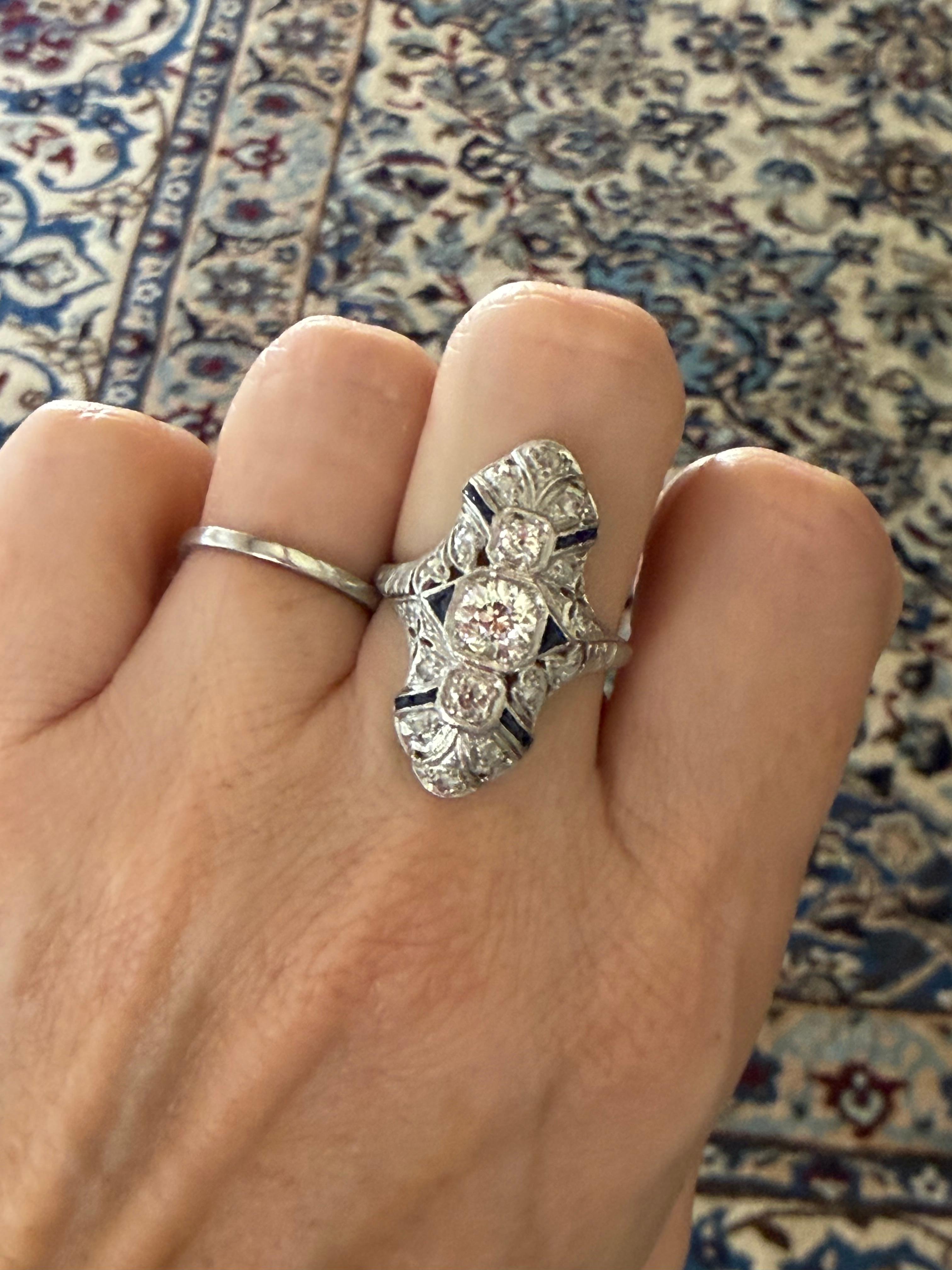 Bague de table Art déco en diamant et saphir bleu en vente 5