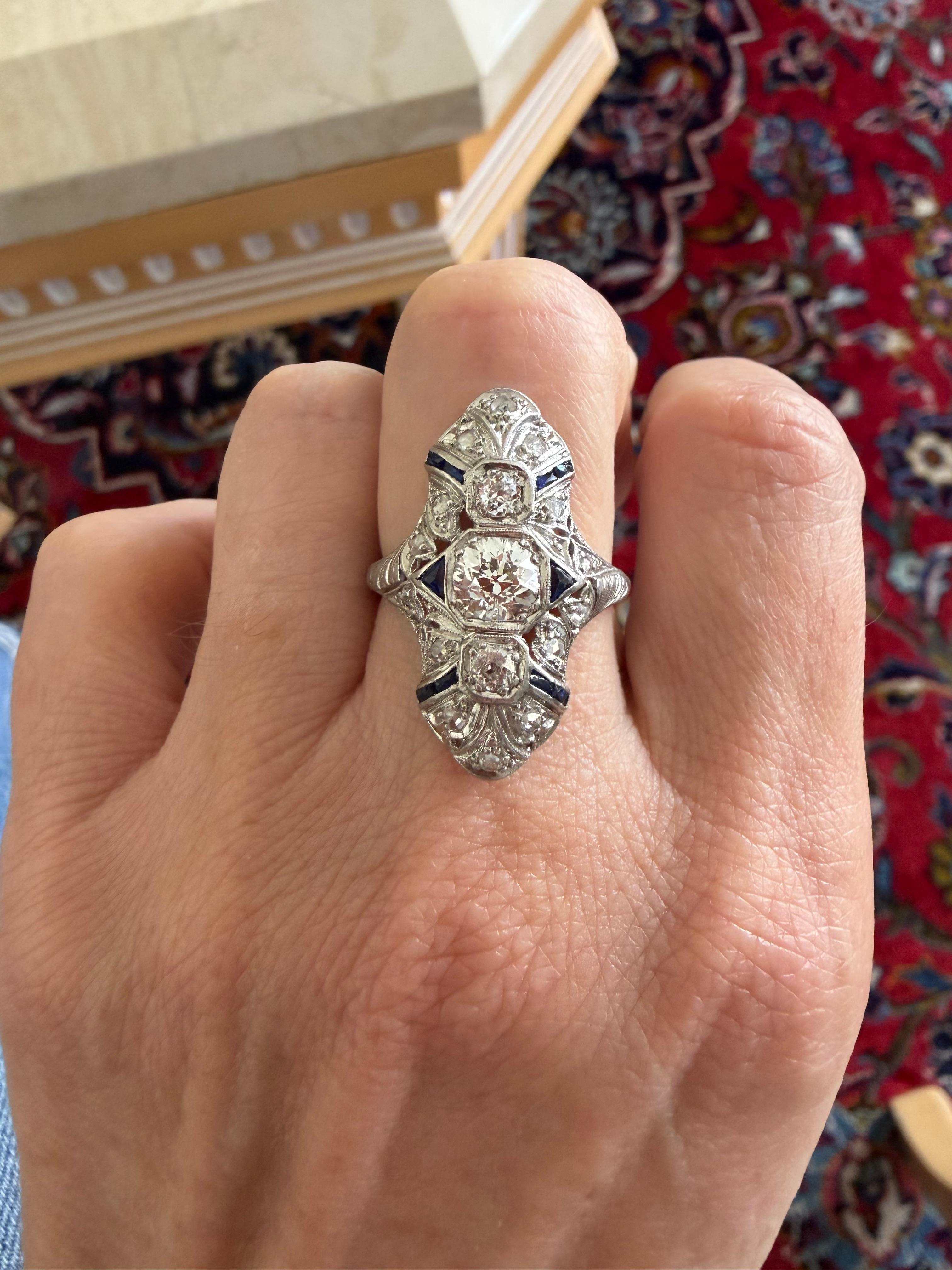 Bague de table Art déco en diamant et saphir bleu en vente 6