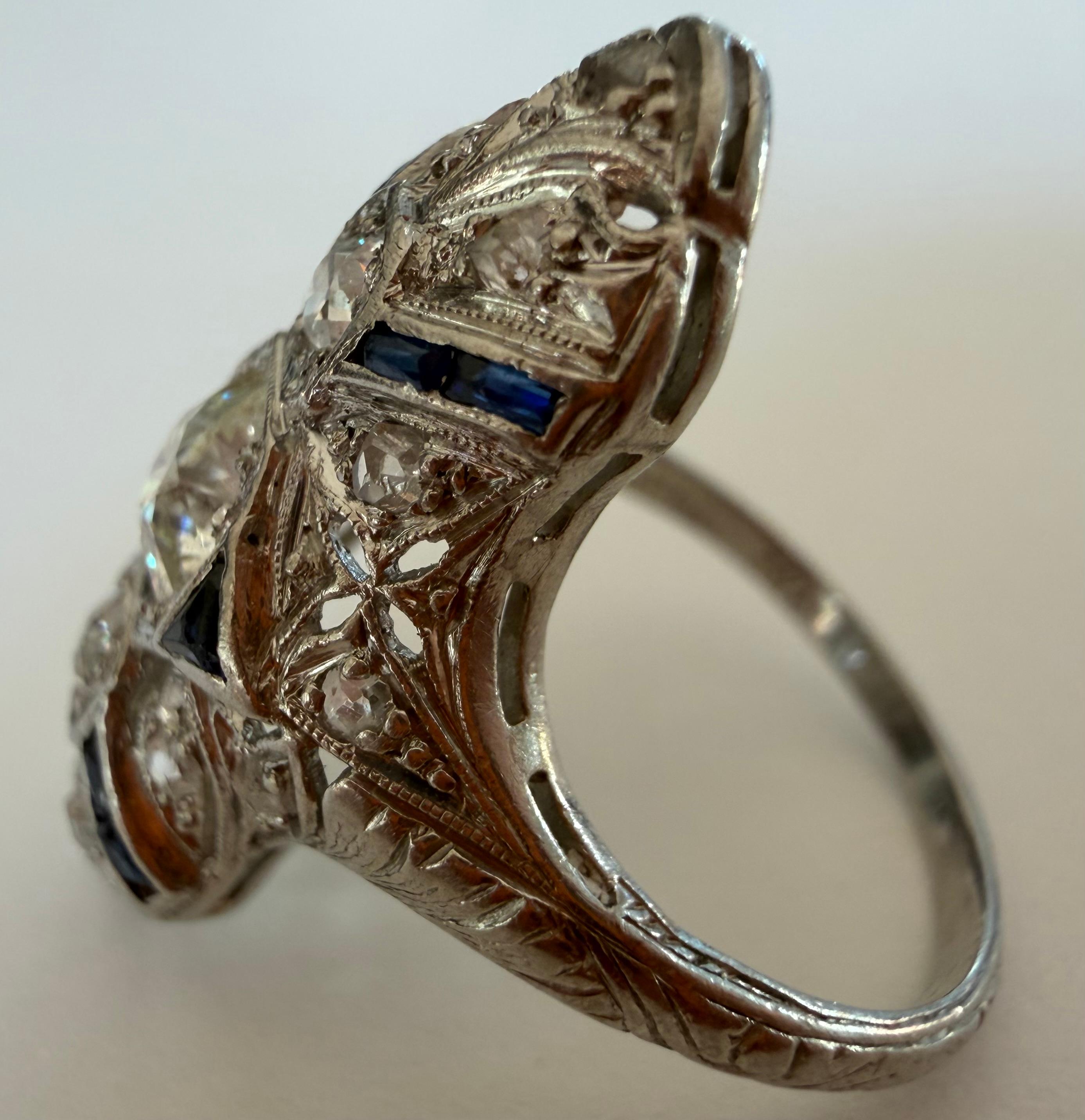 Taille mixte Bague de table Art déco en diamant et saphir bleu en vente