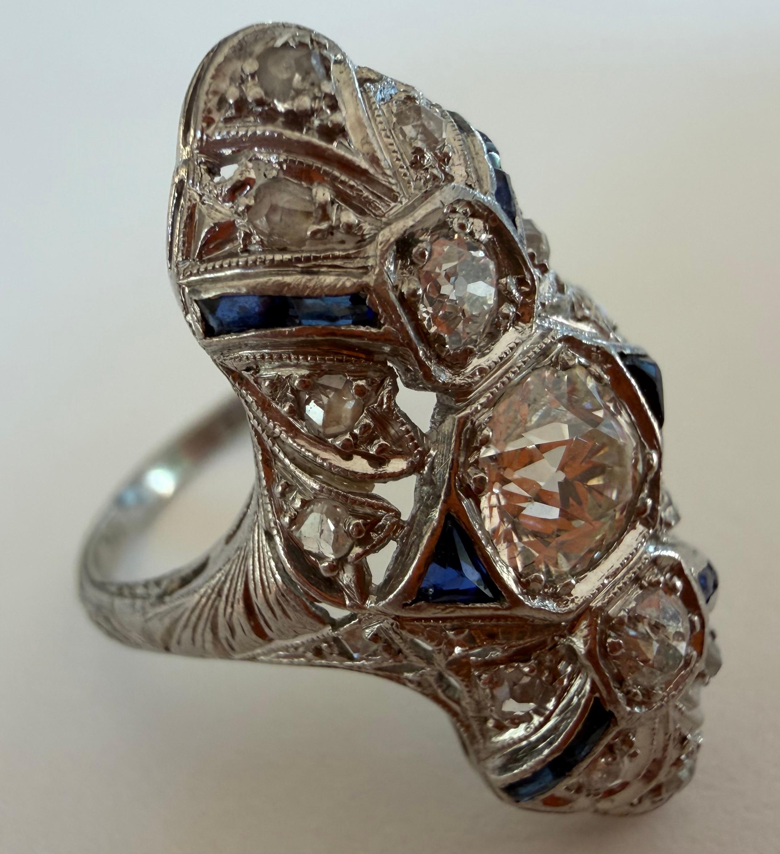 Bague de table Art déco en diamant et saphir bleu Pour femmes en vente