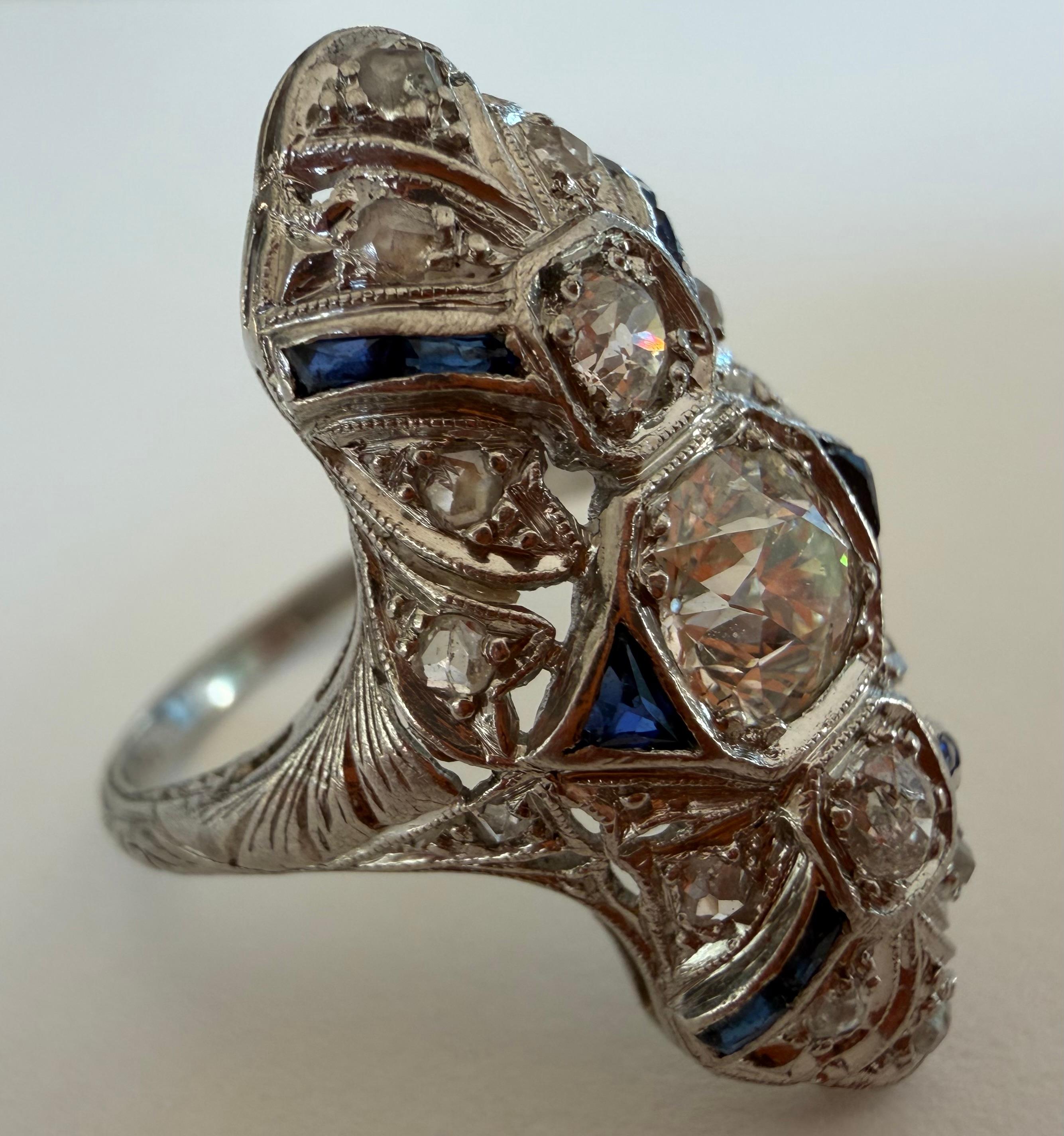 Bague de table Art déco en diamant et saphir bleu en vente 1