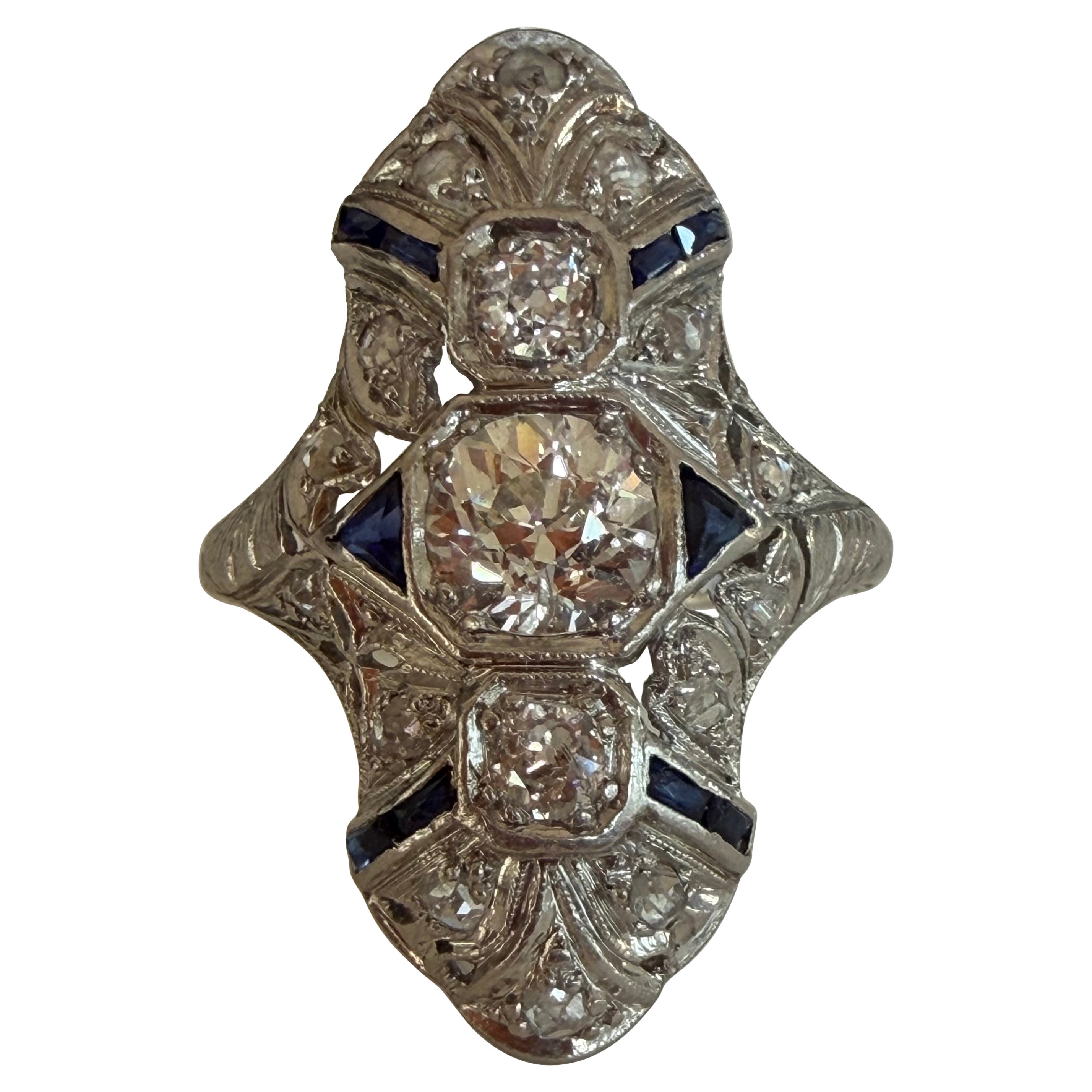 Bague de table Art déco en diamant et saphir bleu en vente