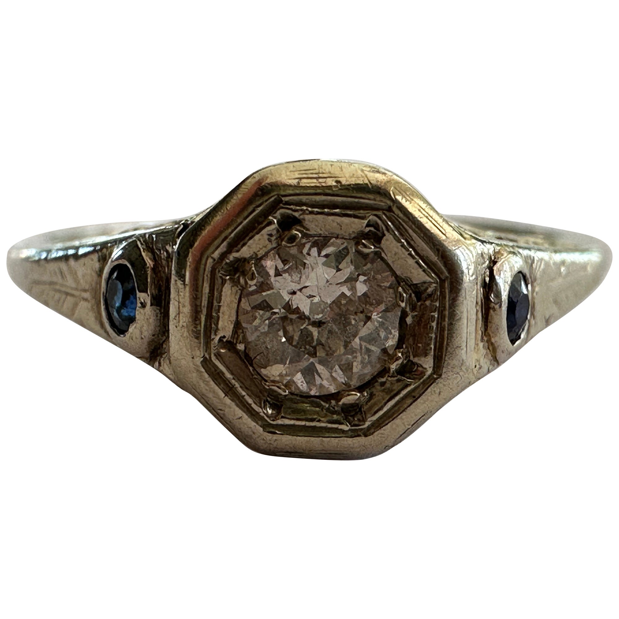 Anello di fidanzamento in filigrana con diamanti e zaffiri blu in stile Art Déco