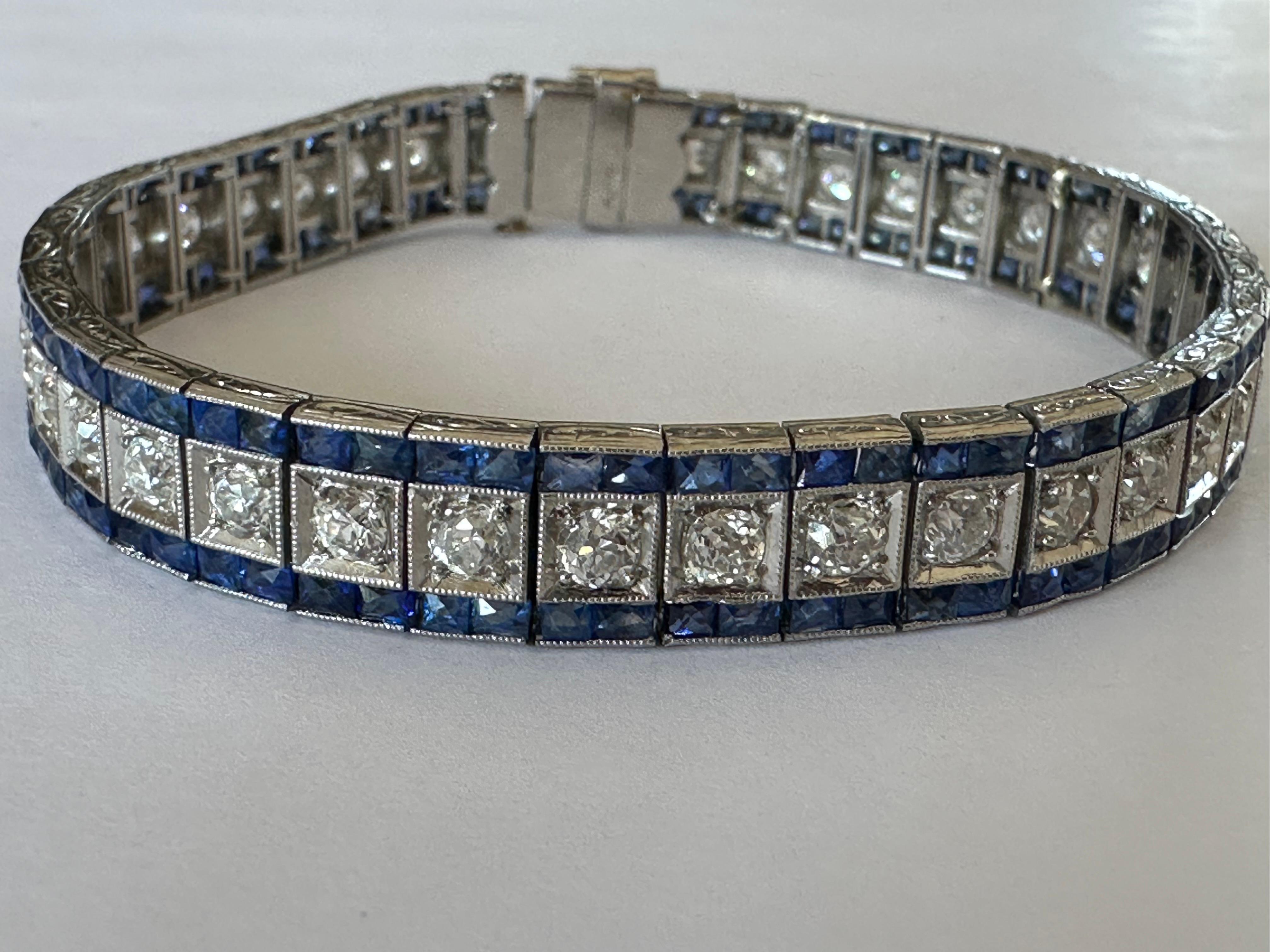 Dieses zeitlose und elegante Art-Déco-Armband aus dem Jahr 1930 zeichnet sich durch eine gerade Linie aus 39 funkelnden Diamanten im europäischen Altschliff (Farbe GH, Reinheit VS-SI) von insgesamt ca. 6,5 Karat aus, die oben und unten von zwei
