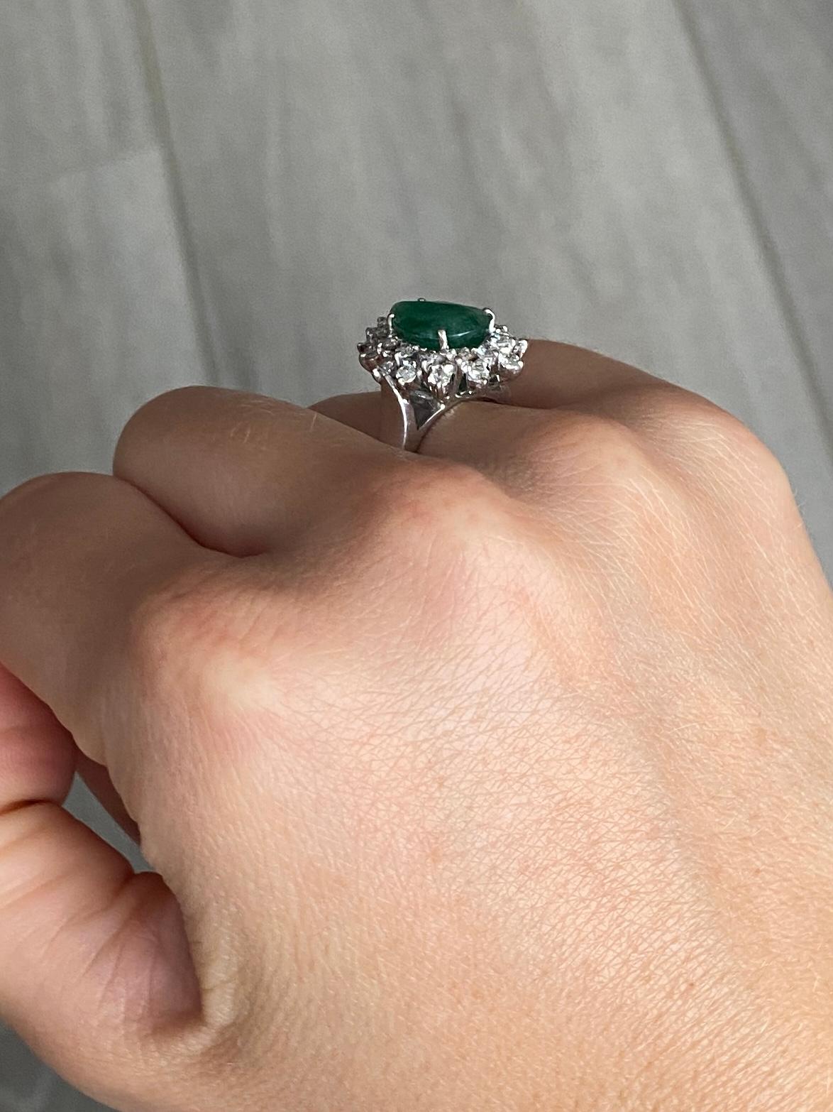 This stunning pear shaped ring holds an emerald at the centre measuring approx 2.5ct. The diamonds surrounding this gorgeous green stone are very sparkly and total 1carat. Modelled in 18ct white gold. 

Ring Size: N 1/2 or 7  
Top to Bottom: