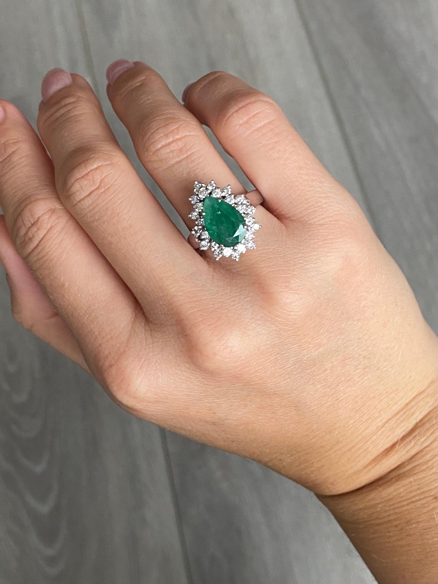 Modern Art Deco Diamond and Emerald 18 Carat White Gold Ring