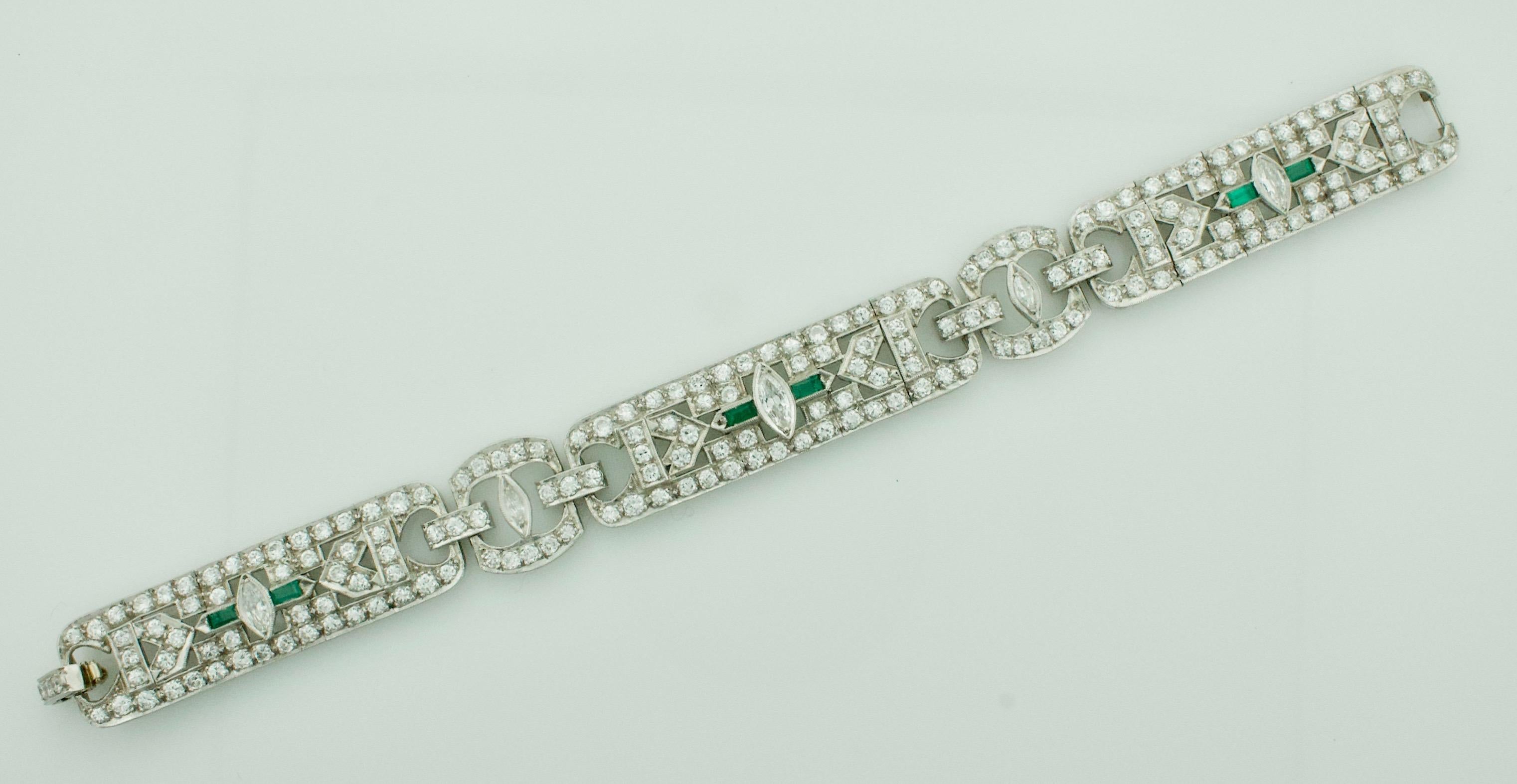 Art Deco Diamant- und Smaragd-Armband aus Platin um 1930er Jahre
Drei Diamanten im Marquise-Schliff mit einem Gewicht von ca. 0,70 Karat 
Zwei Diamanten im Marquise-Schliff mit einem Gewicht von ca. 0,15 Karat 
Zweihundertvierundsiebzig