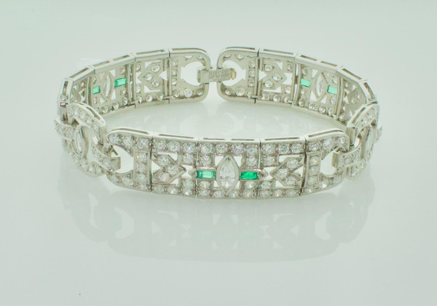 Art-déco-Armband aus Platin mit Diamanten und Smaragden, um 1930 (Marquiseschliff) im Angebot