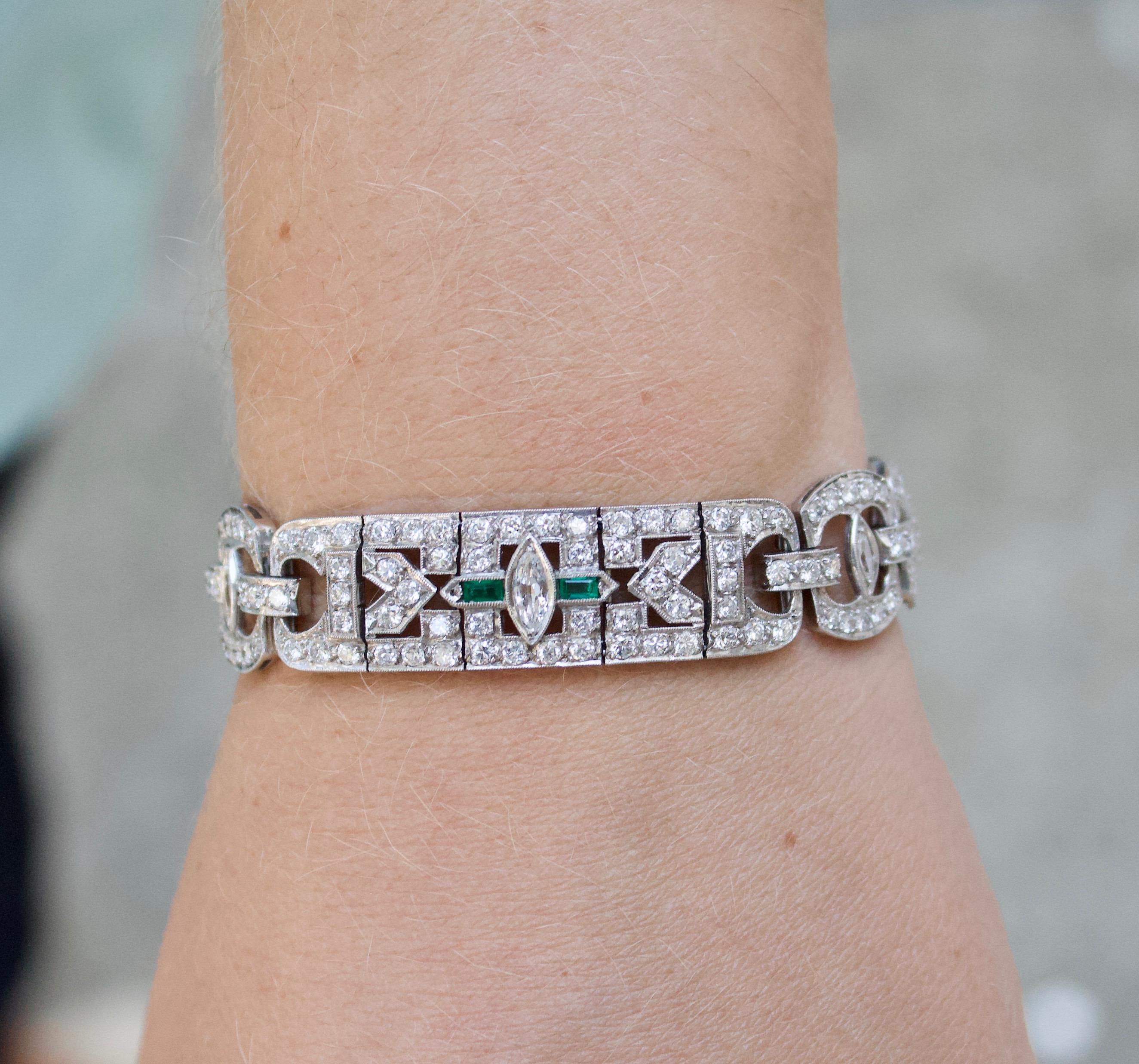 Art-déco-Armband aus Platin mit Diamanten und Smaragden, um 1930 für Damen oder Herren im Angebot