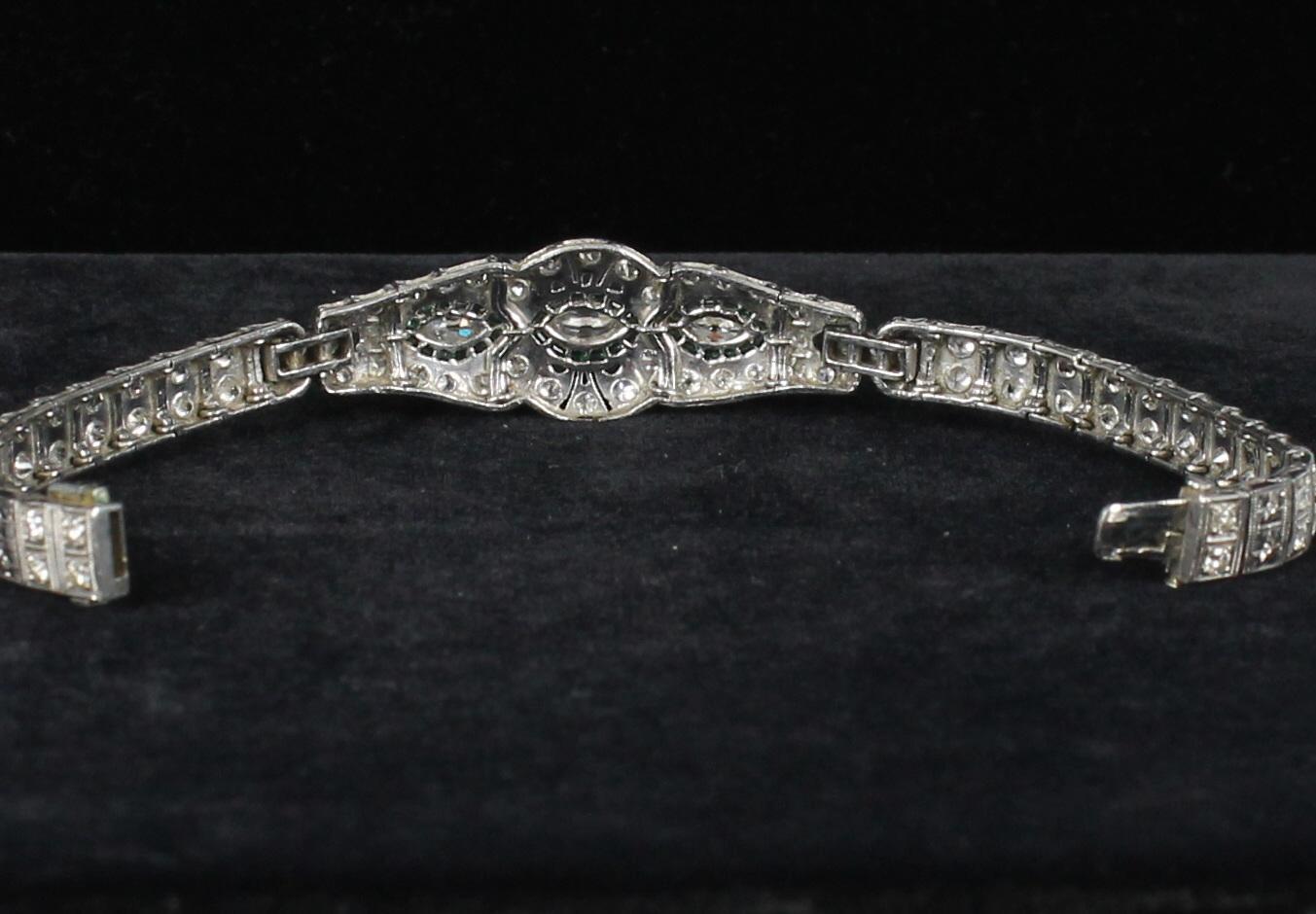  Art Deco Diamond and Emerald Bracelet in Platinum In Excellent Condition For Sale In Atlanta, GA