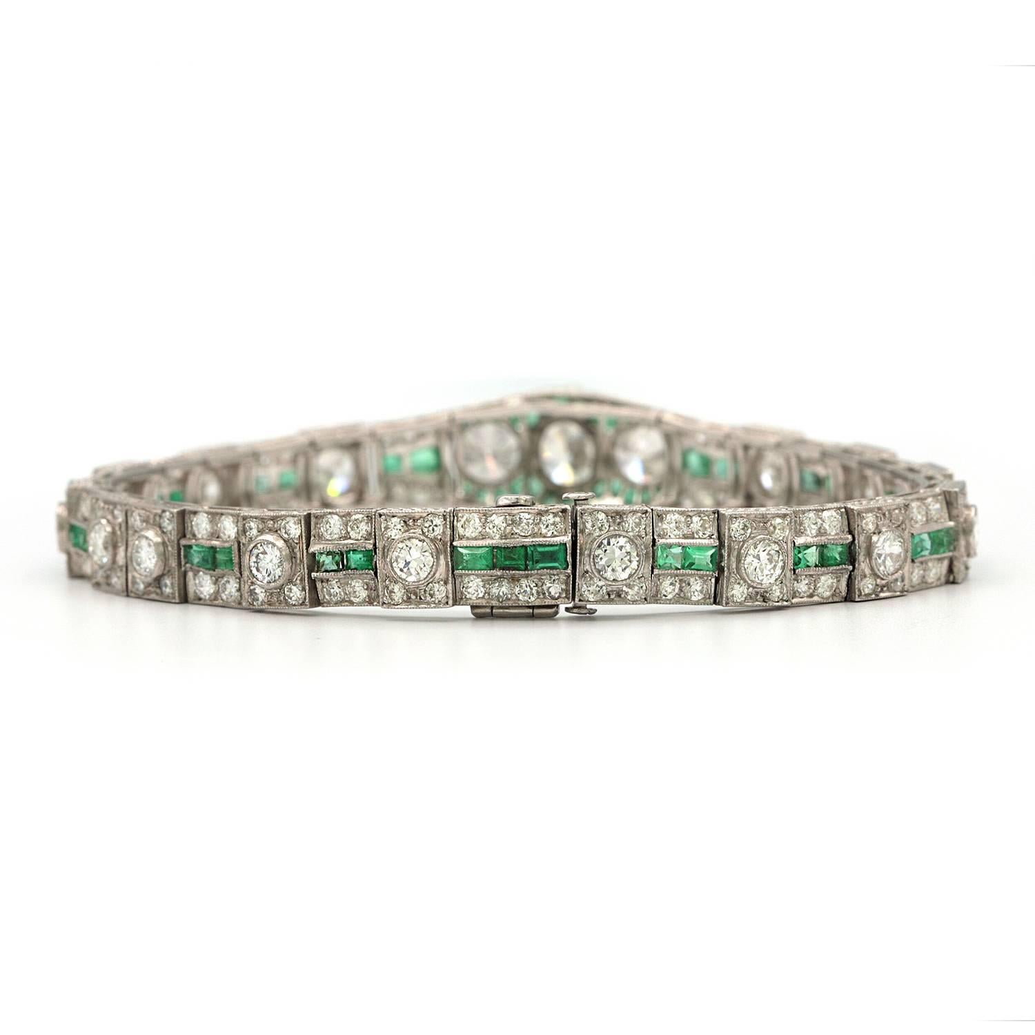 Art Deco Diamond and Emerald Bracelet with GIA Pear Shape 1.46 Carat F/VS 2 In Excellent Condition For Sale In New York, NY