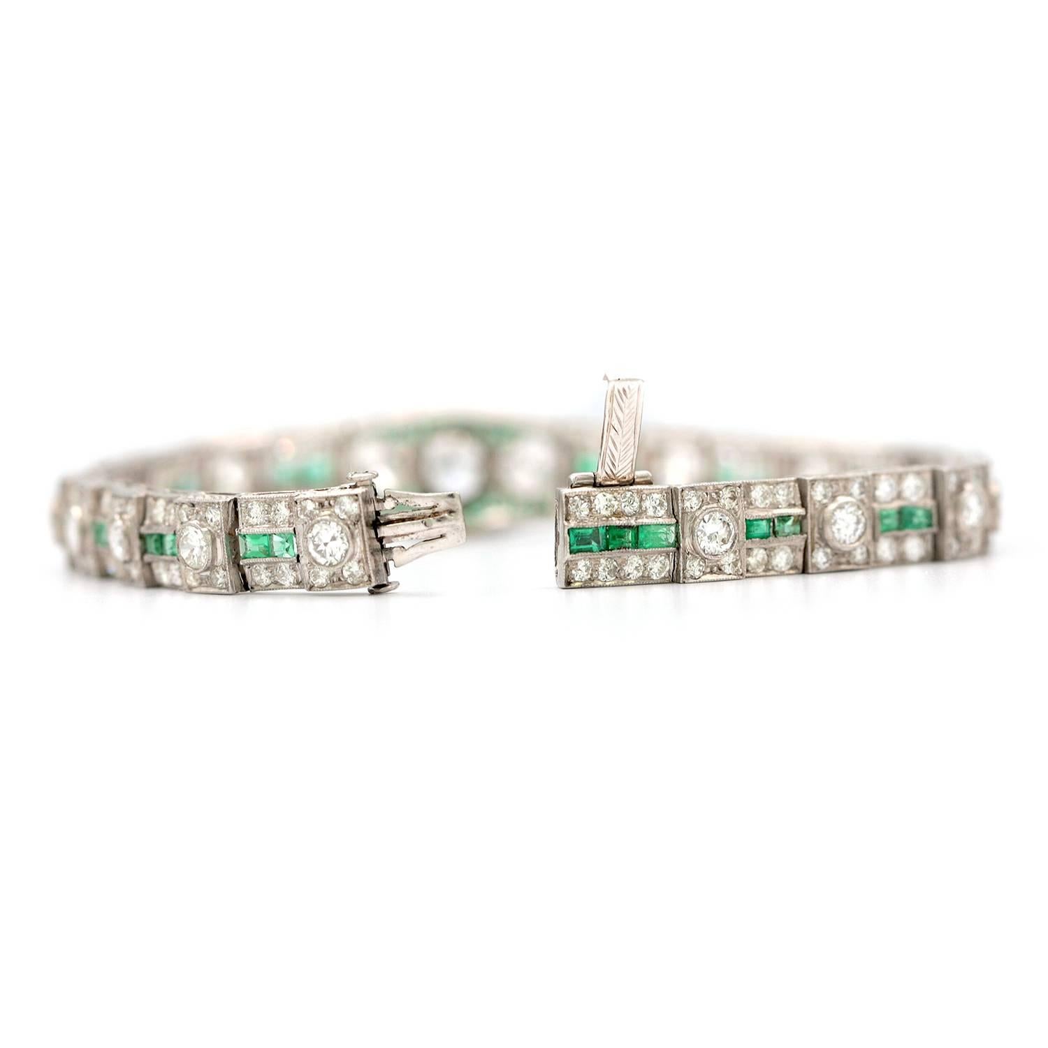 Art Deco Diamond and Emerald Bracelet with GIA Pear Shape 1.46 Carat F/VS 2 For Sale 1