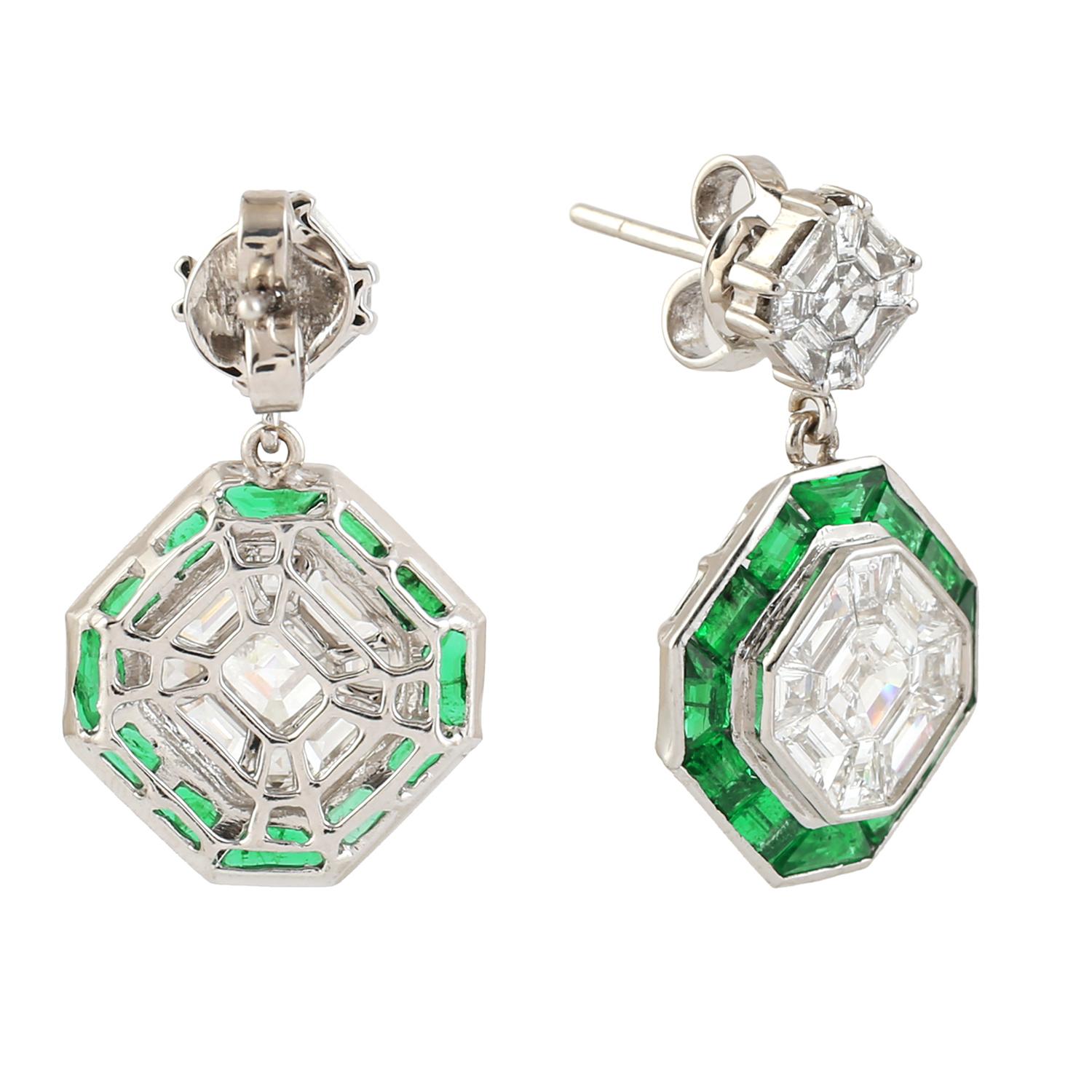 Art Deco Style Diamond and Emerald Drop Earring in 18K White Gold In New Condition In New York, NY