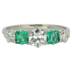 Art Deco Diamant- und Smaragdring mit fünf Steinen