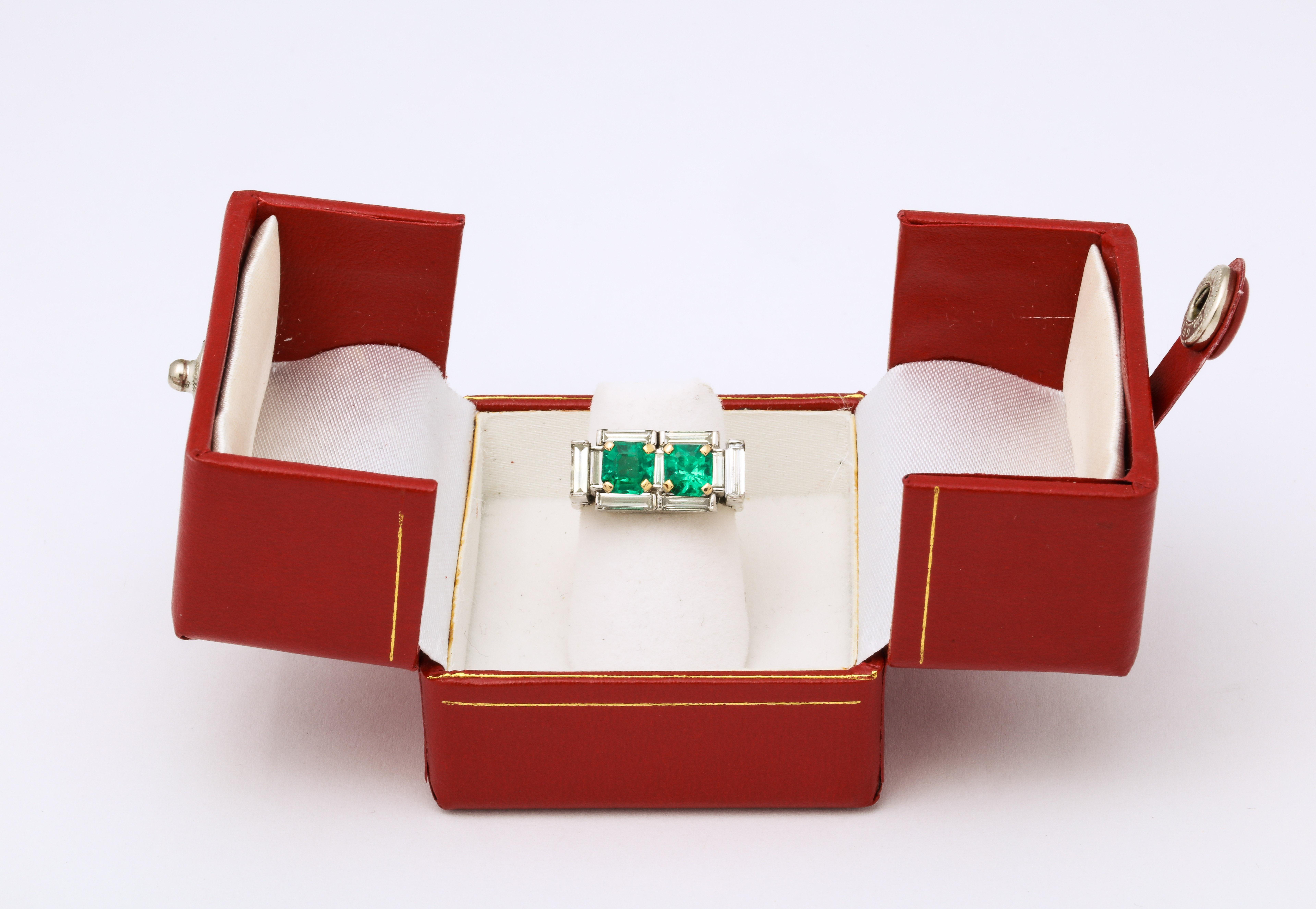 Ring aus Gold und Platin mit Diamanten und Smaragden im Art déco-Stil (Smaragdschliff) im Angebot