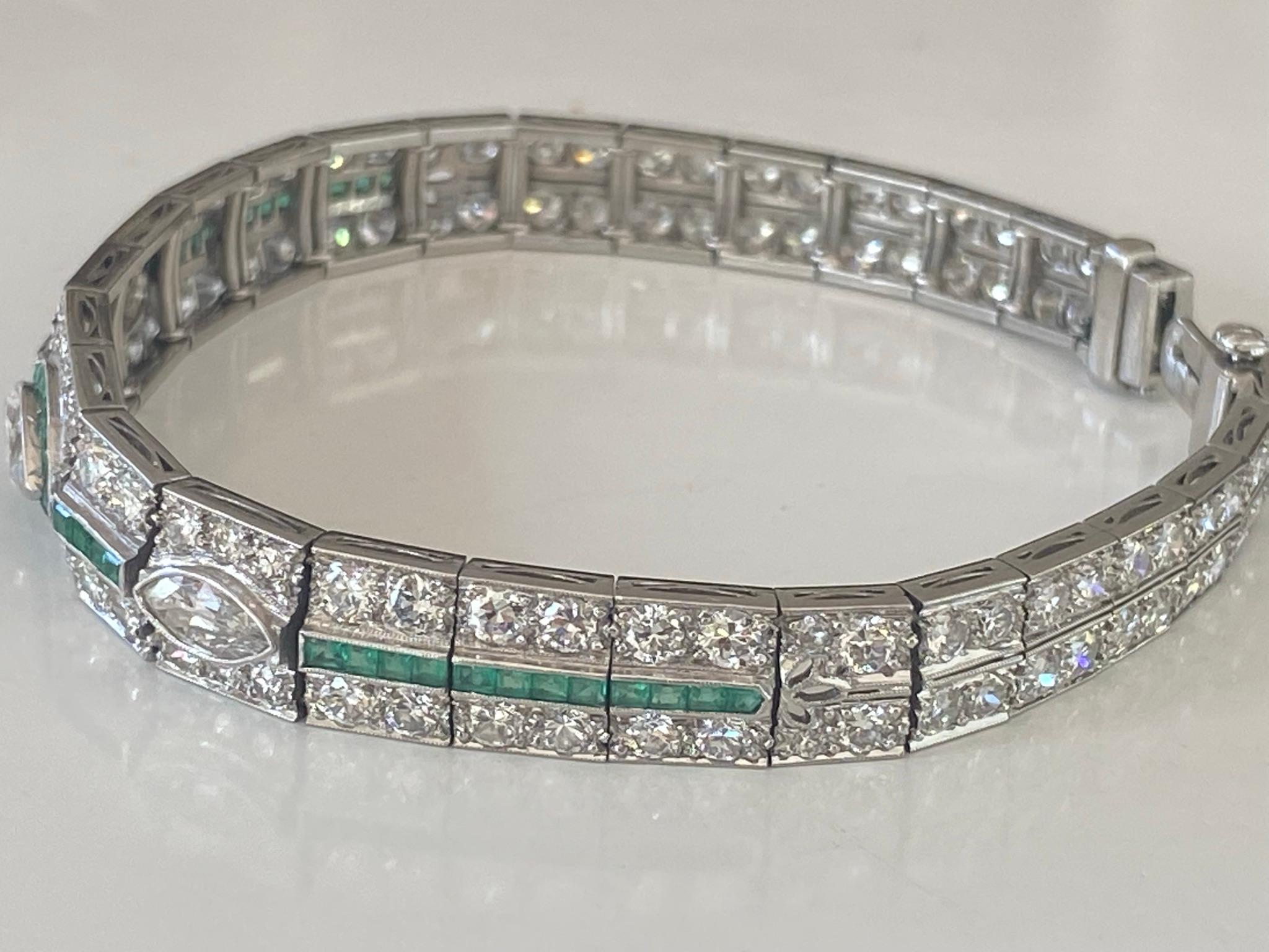 Bracelet Art déco à maillons en diamants et émeraudes en vente 1