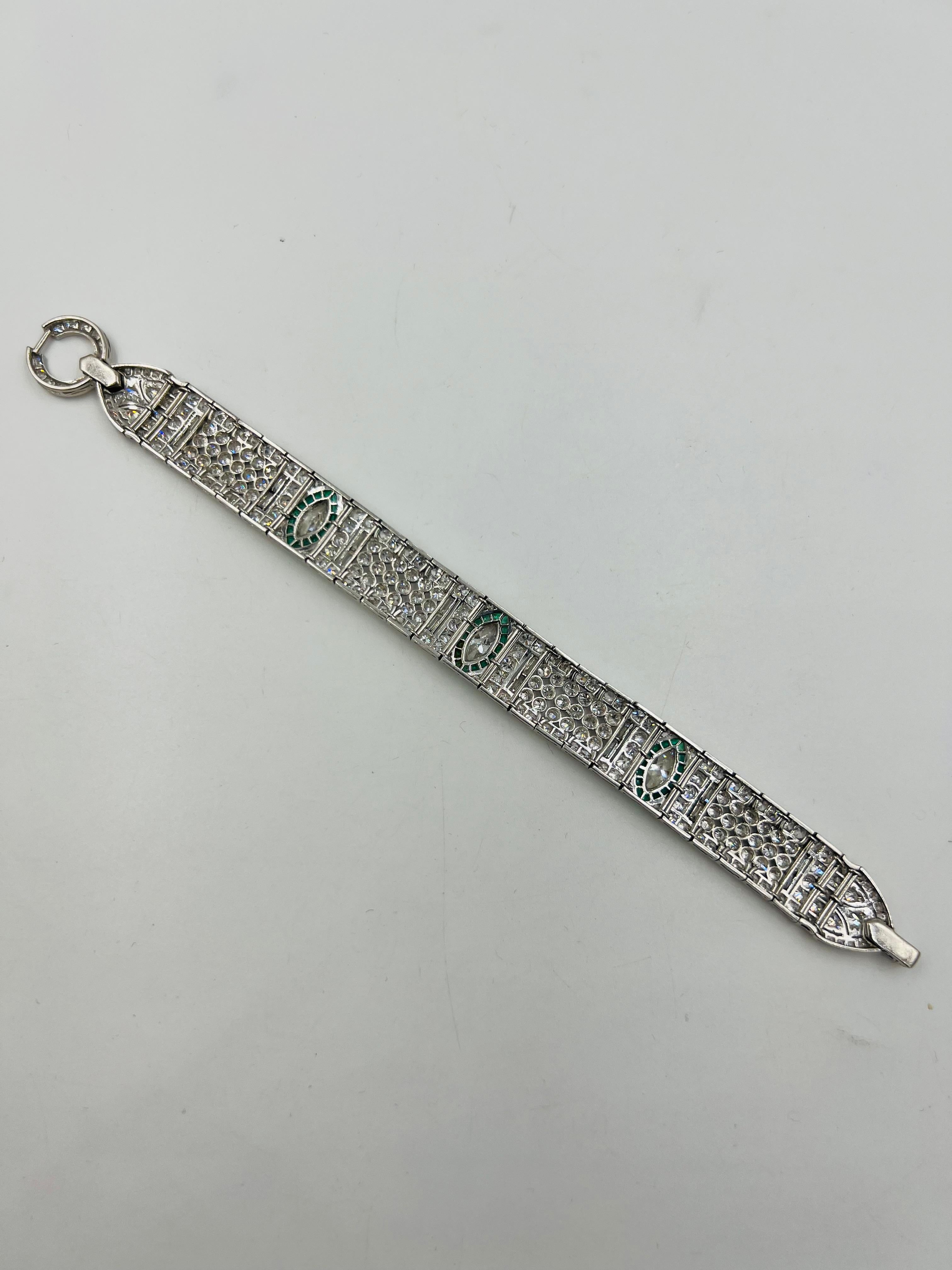 Bracelet Art Déco en platine avec diamants et émeraudes Circa 1925 en vente 4