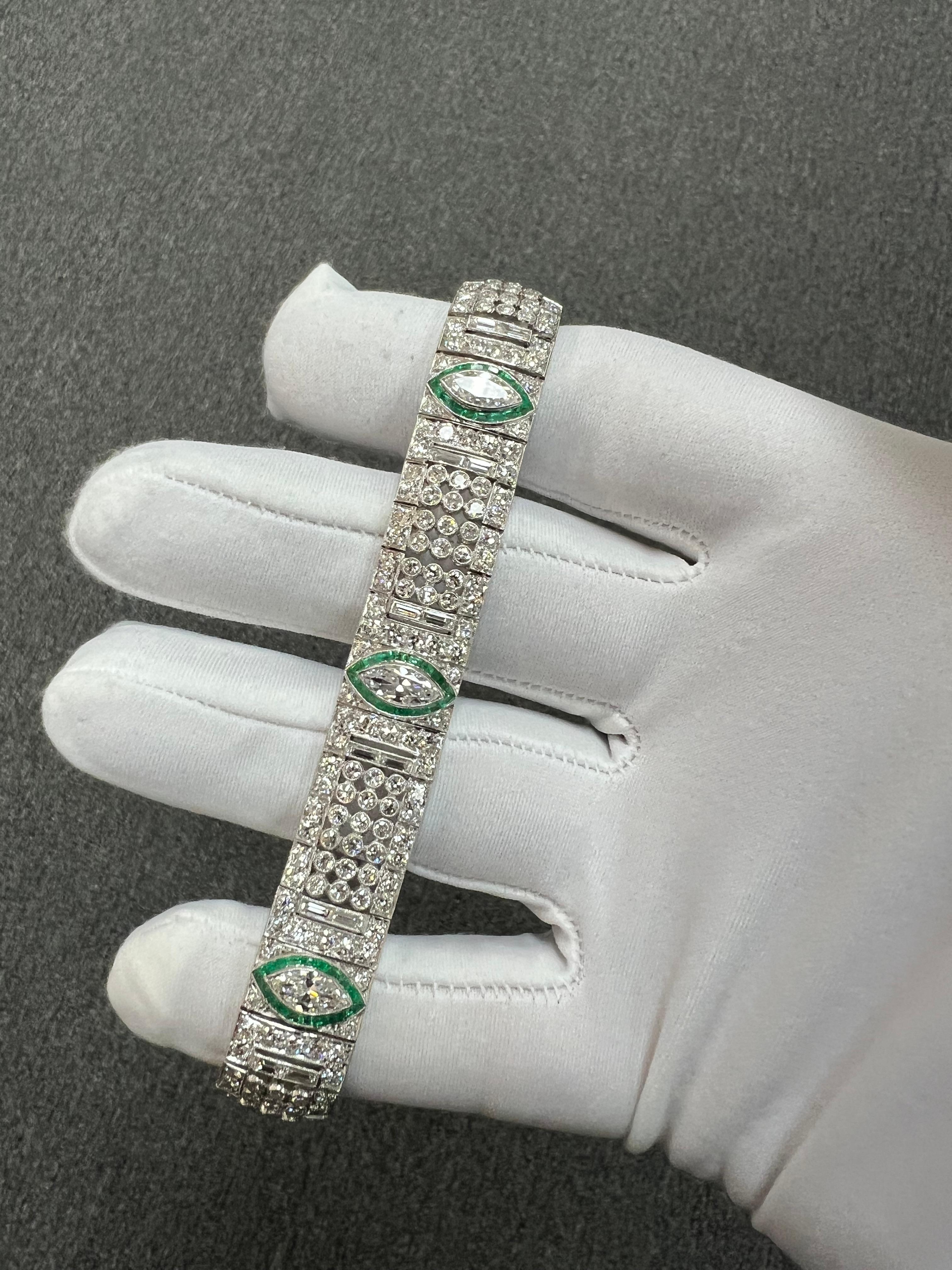 Bracelet Art Déco en platine avec diamants et émeraudes Circa 1925 en vente 6