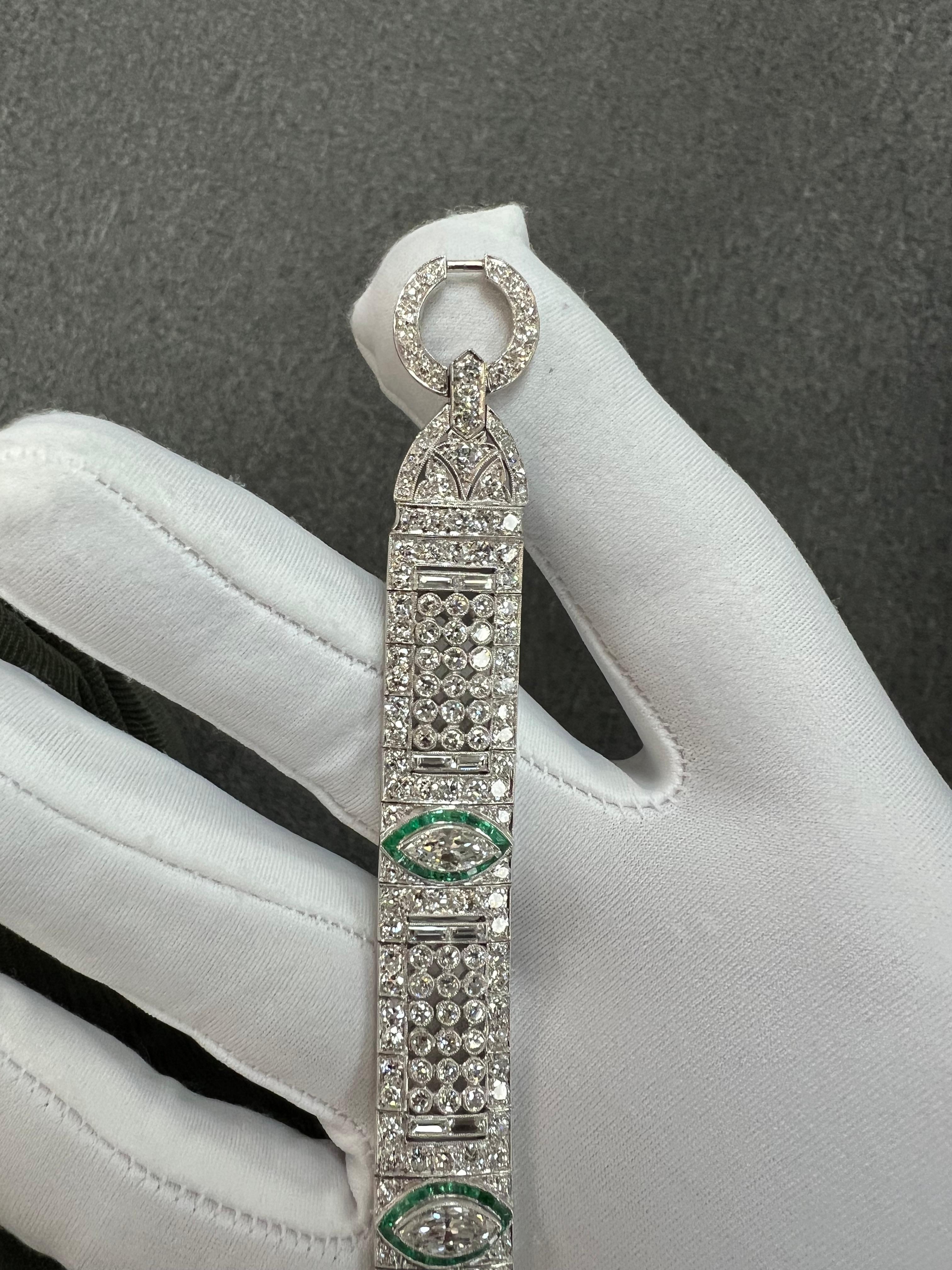 Bracelet Art Déco en platine avec diamants et émeraudes Circa 1925 en vente 7