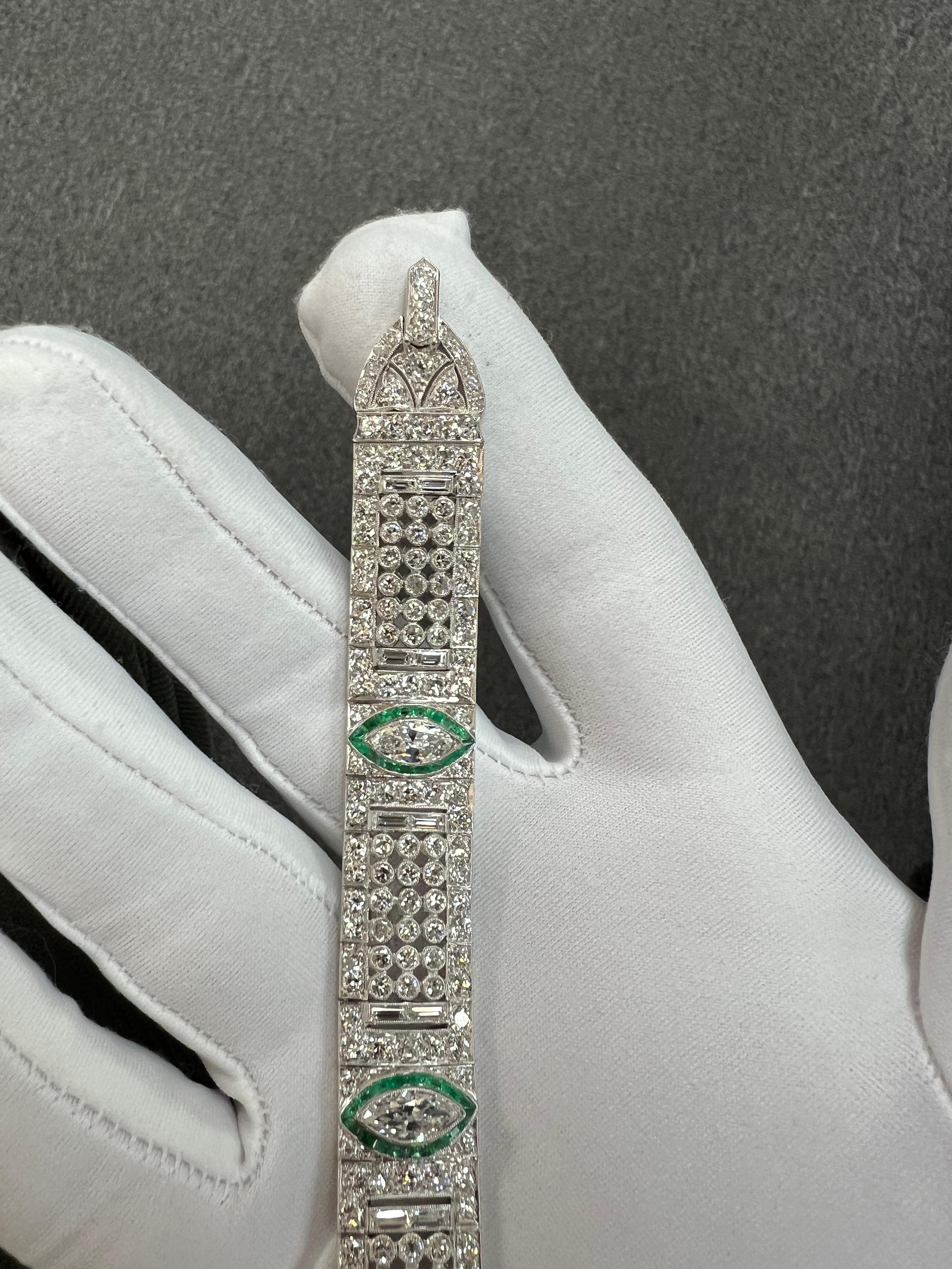 Bracelet Art Déco en platine avec diamants et émeraudes Circa 1925 en vente 8