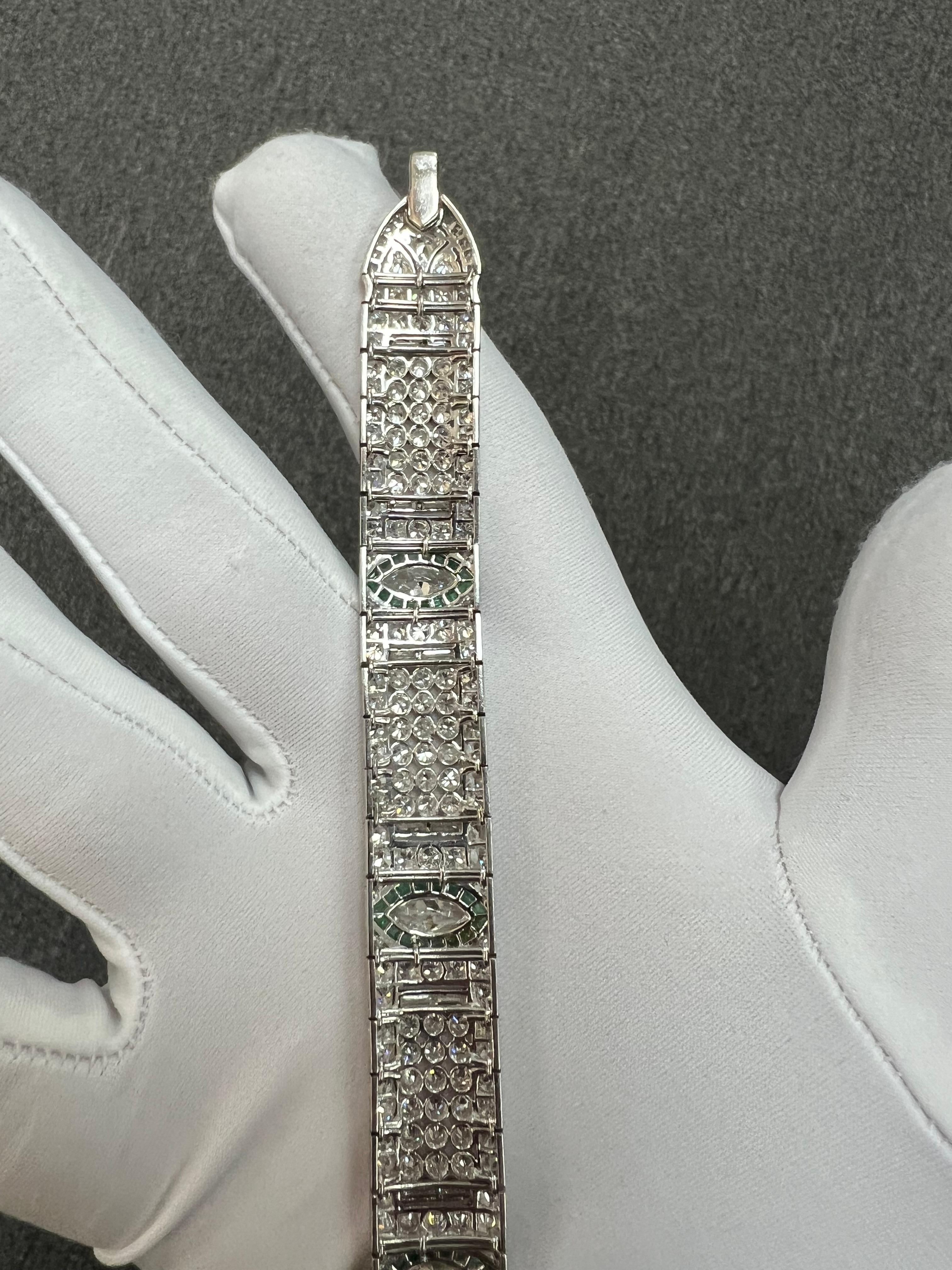 Bracelet Art Déco en platine avec diamants et émeraudes Circa 1925 en vente 9