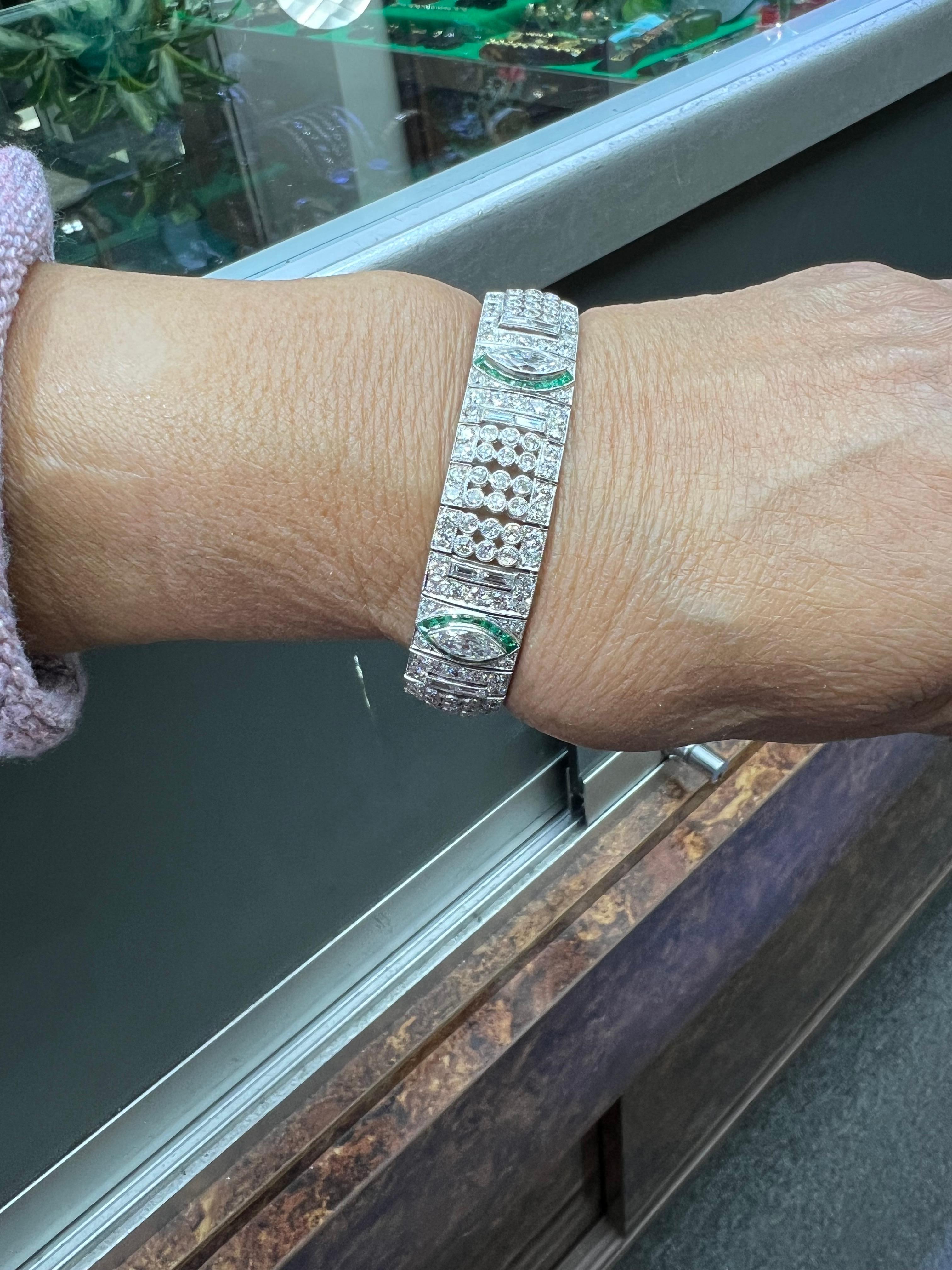 Taille mixte Bracelet Art Déco en platine avec diamants et émeraudes Circa 1925 en vente