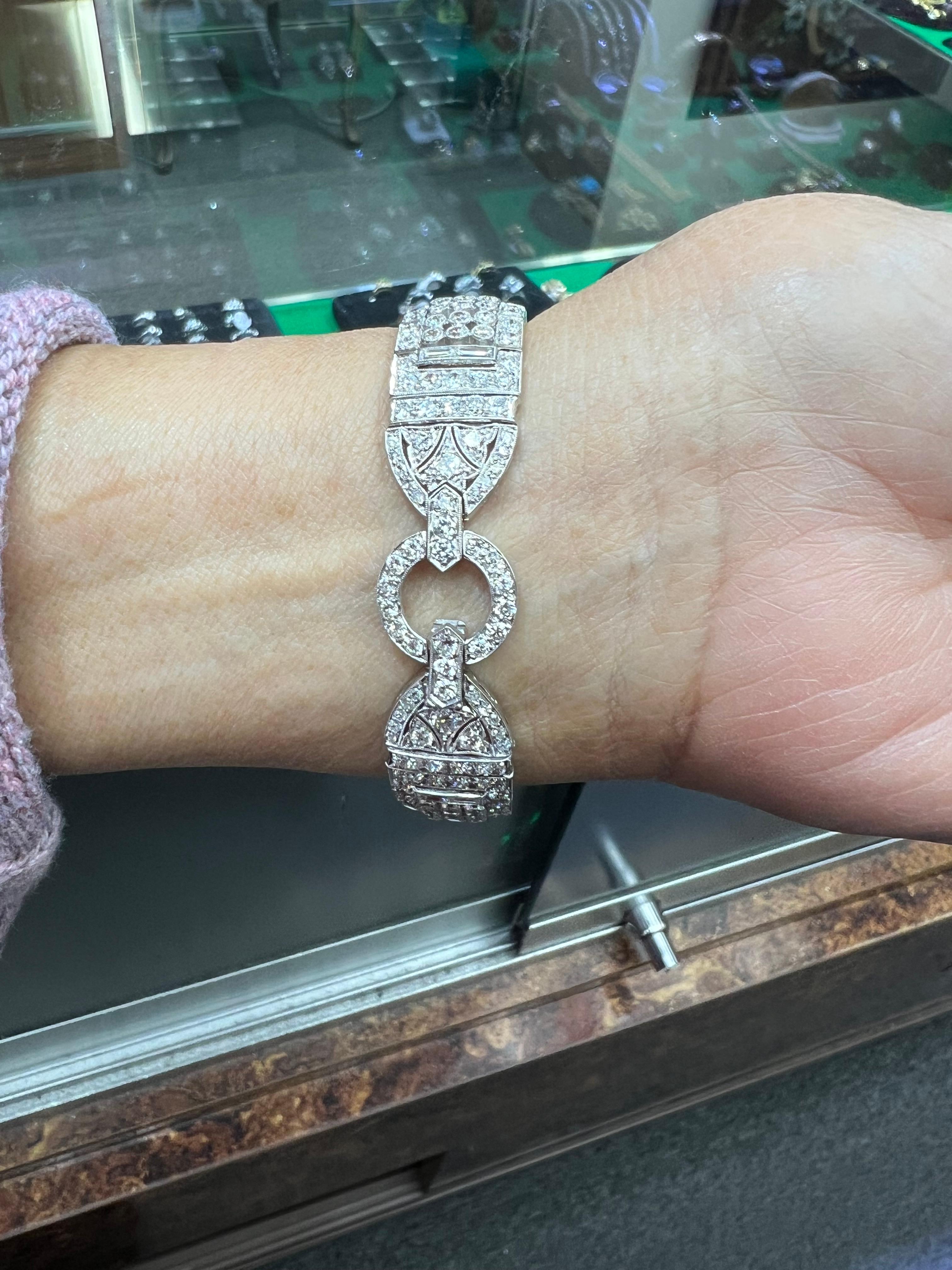 Bracelet Art Déco en platine avec diamants et émeraudes Circa 1925 Bon état - En vente à Los Angeles, CA