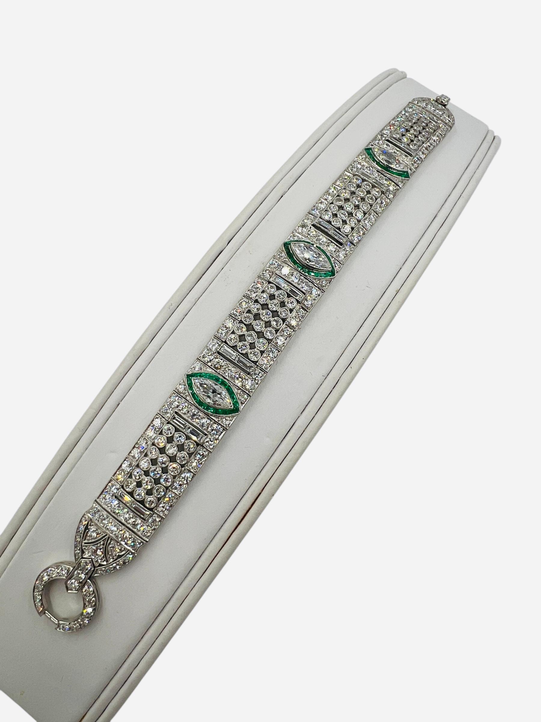 Bracelet Art Déco en platine avec diamants et émeraudes Circa 1925 Unisexe en vente