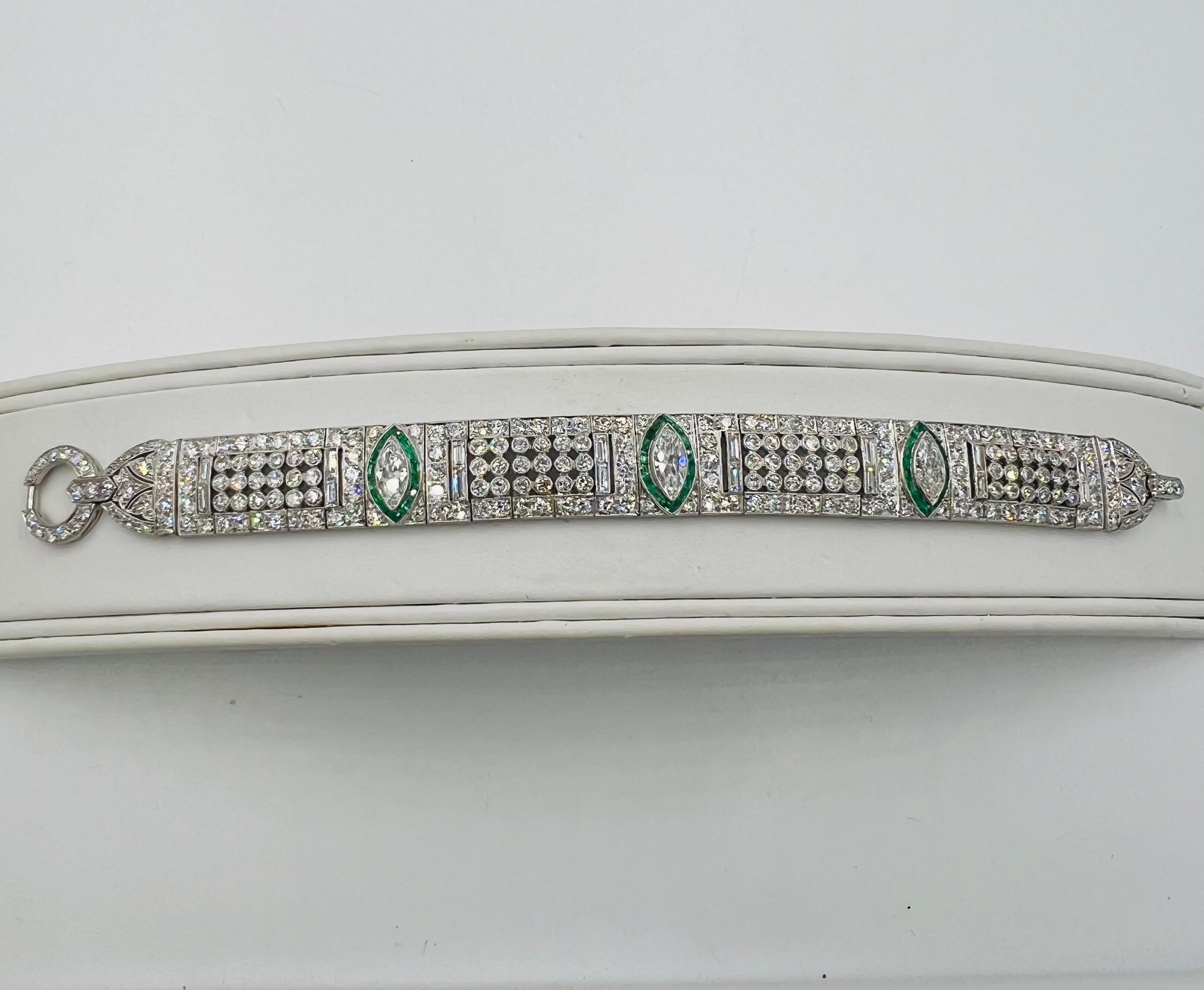 Bracelet Art Déco en platine avec diamants et émeraudes Circa 1925 en vente 2
