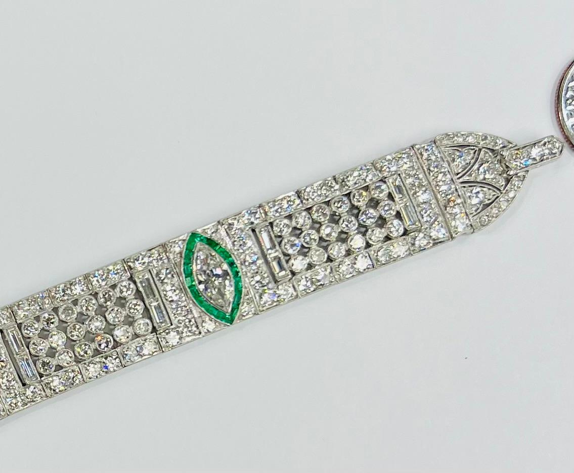 Bracelet Art Déco en platine avec diamants et émeraudes Circa 1925 en vente 3