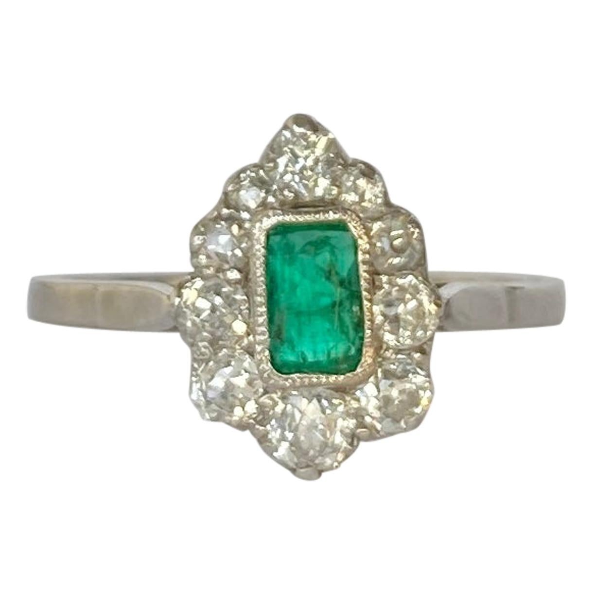 Art Deco Diamond and Emerald Platinum Ring For Sale