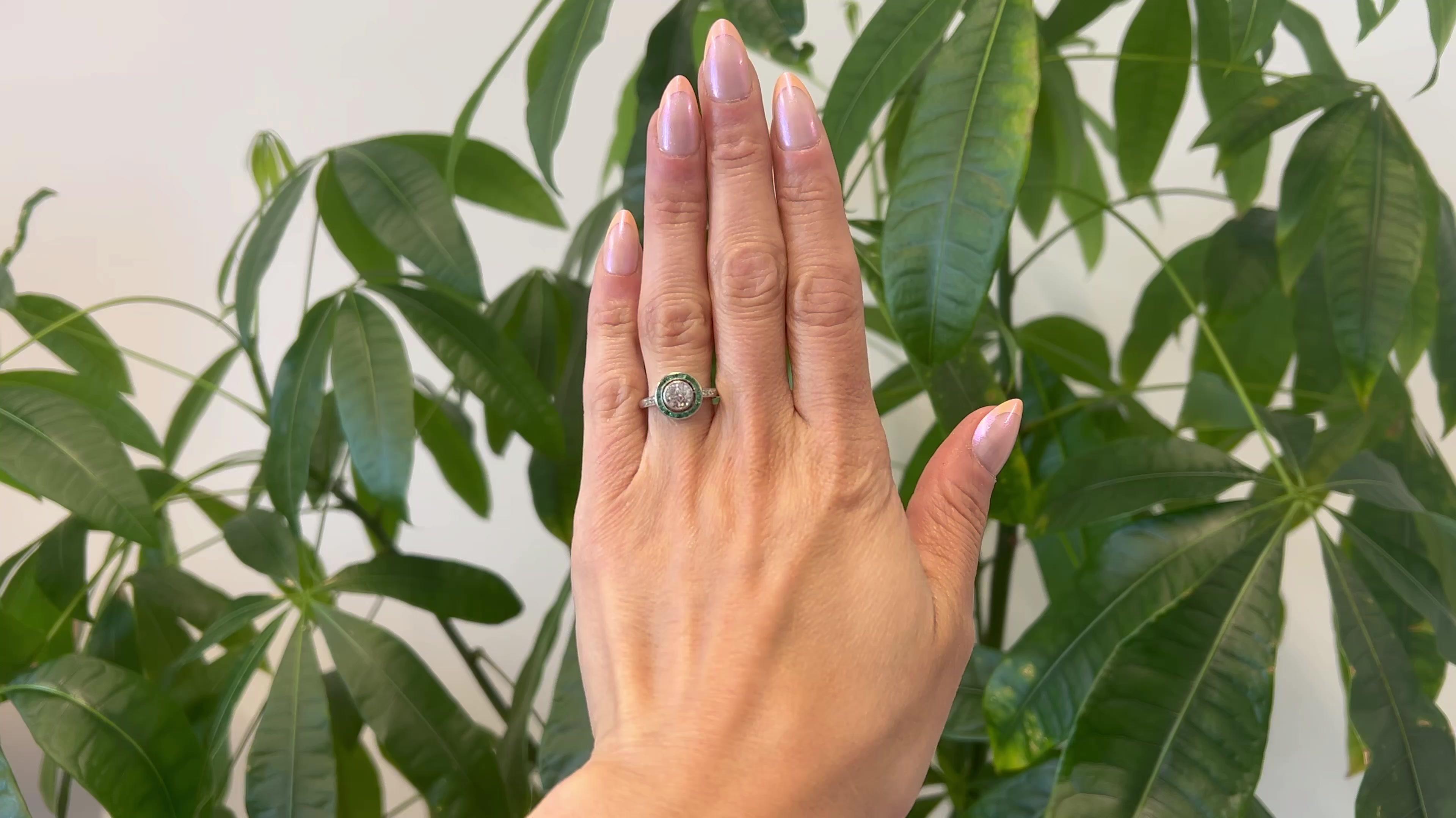 Ein Art Deco Diamant und Smaragd Platin Ziel Ring. Mit einem alten europäischen Diamanten mit einem Gewicht von ca. 1,00 Karat, eingestuft in Farbe H, Reinheit VS2. Akzentuiert durch 20 Smaragde im Kaliberschliff mit einem Gesamtgewicht von ca. 0,40