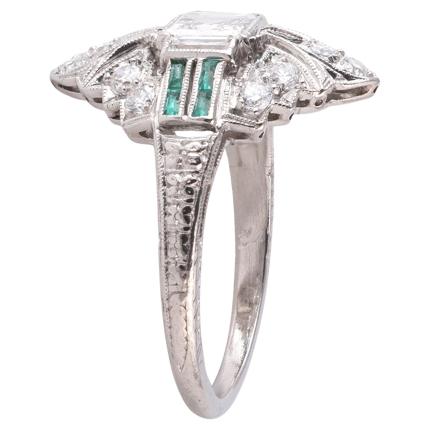 Taille carrée Art Deco Diamond And Emerald Ring c.1920 en vente