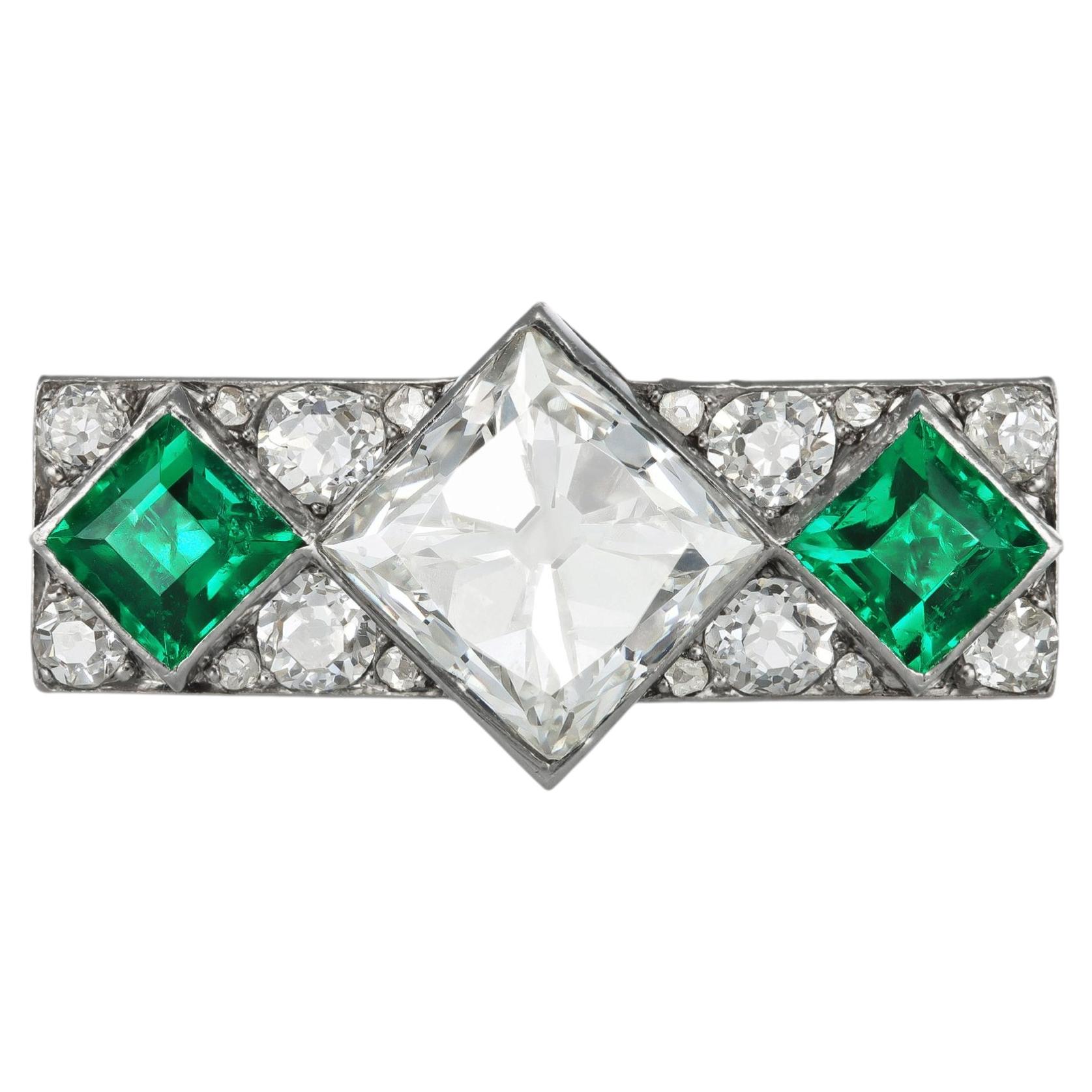 Anello Art Deco con diamanti e smeraldi, Francia, 1930 circa.