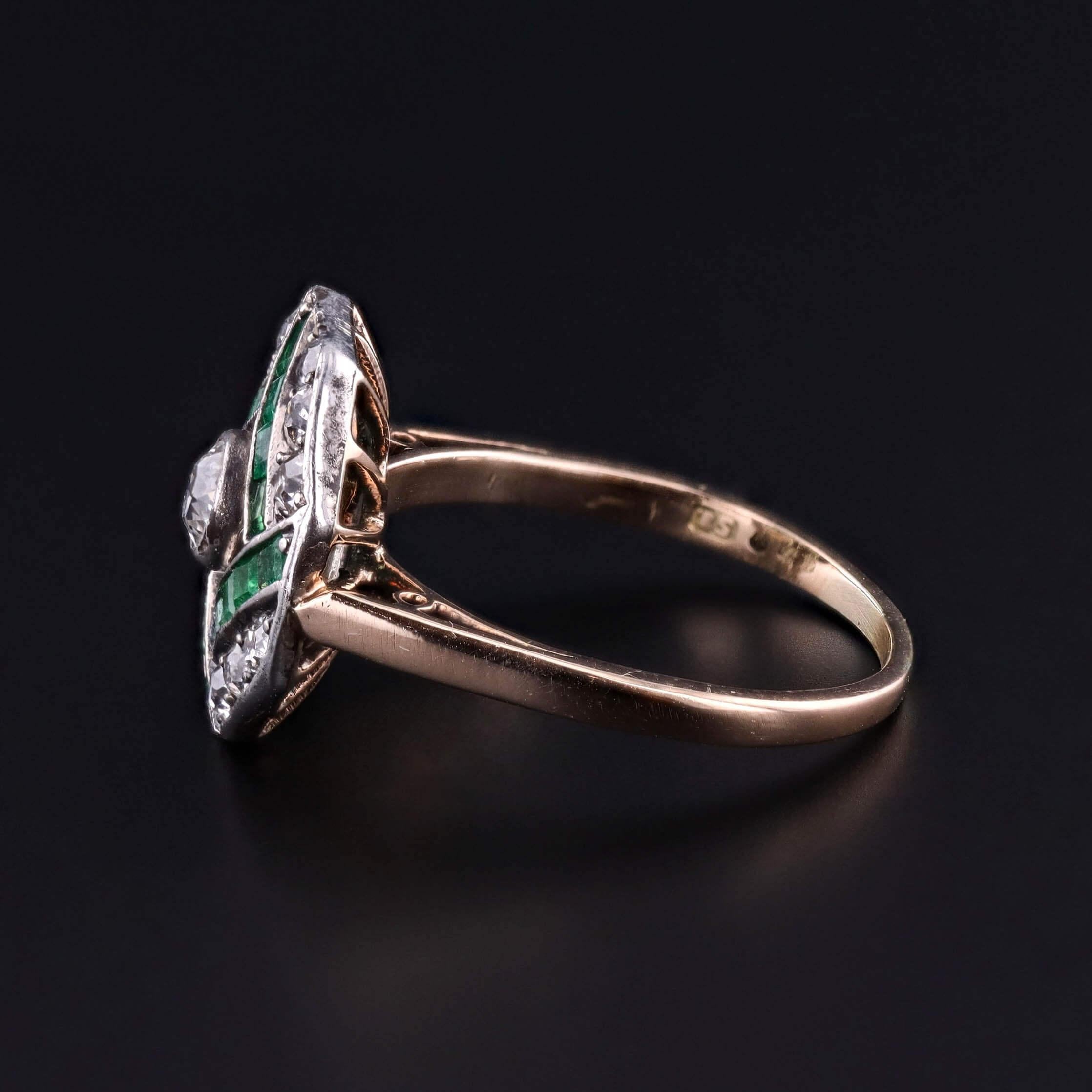 Art Déco Art Deco Diamond and Emerald Ring of 14k Gold in vendita