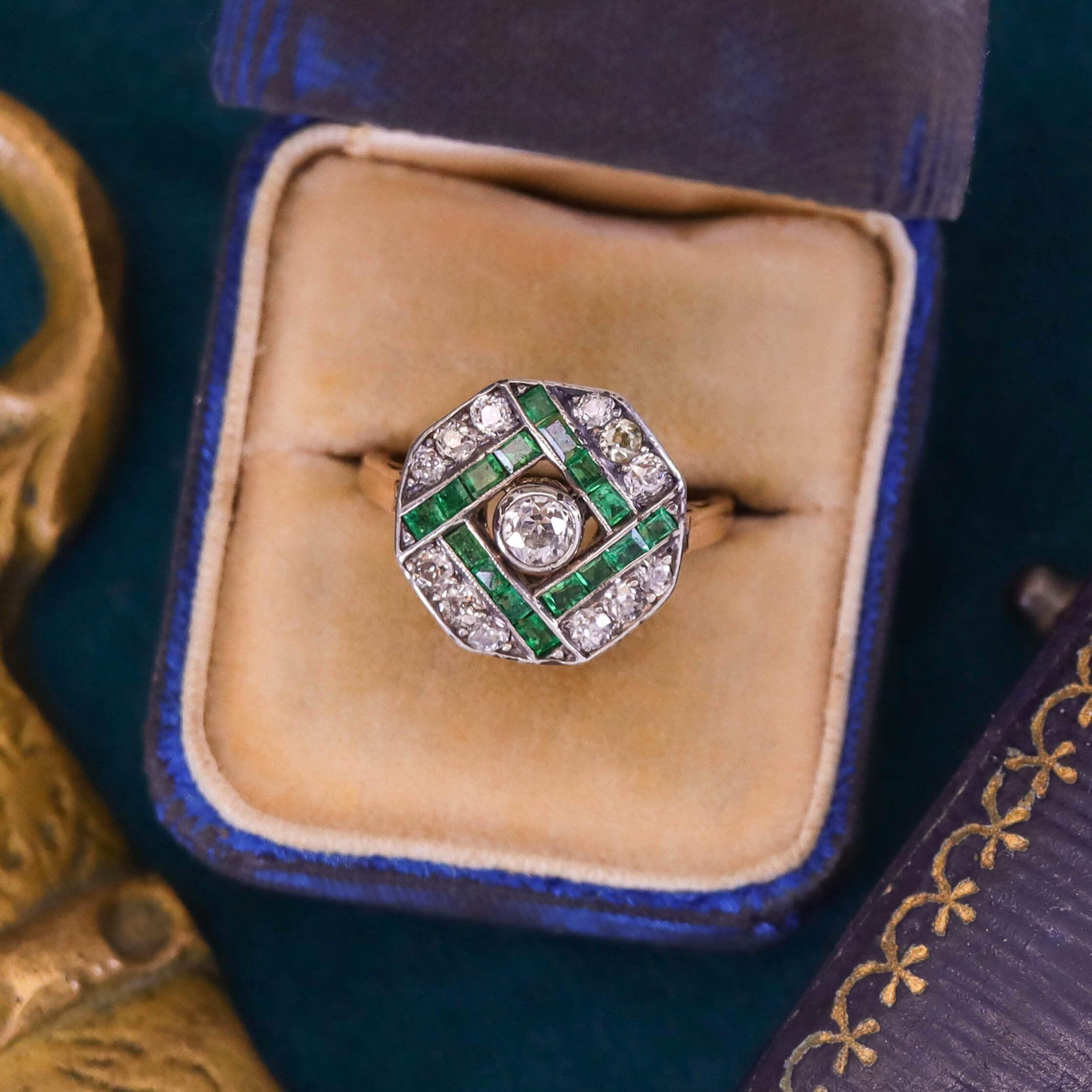 Art Deco Diamond and Emerald Ring of 14k Gold in vendita 1