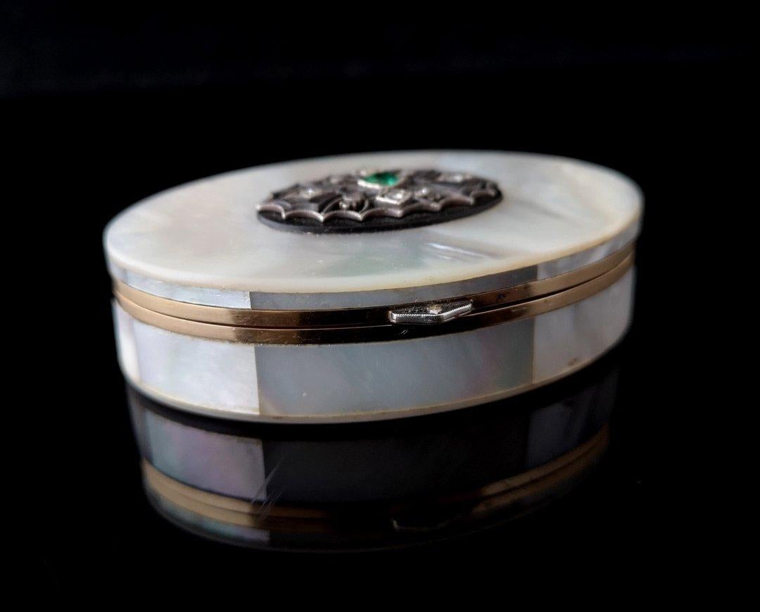 Art Deco Diamond and Emerald Snuff Box, 18 Karat Yellow Gold, Mother of Pearl In Good Condition For Sale In NEWARK, GB