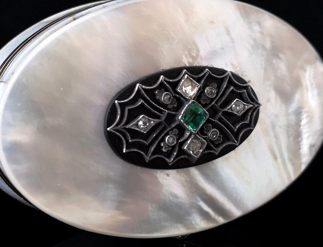 Art Deco Diamond and Emerald Snuff Box, 18 Karat Yellow Gold, Mother of Pearl For Sale 1