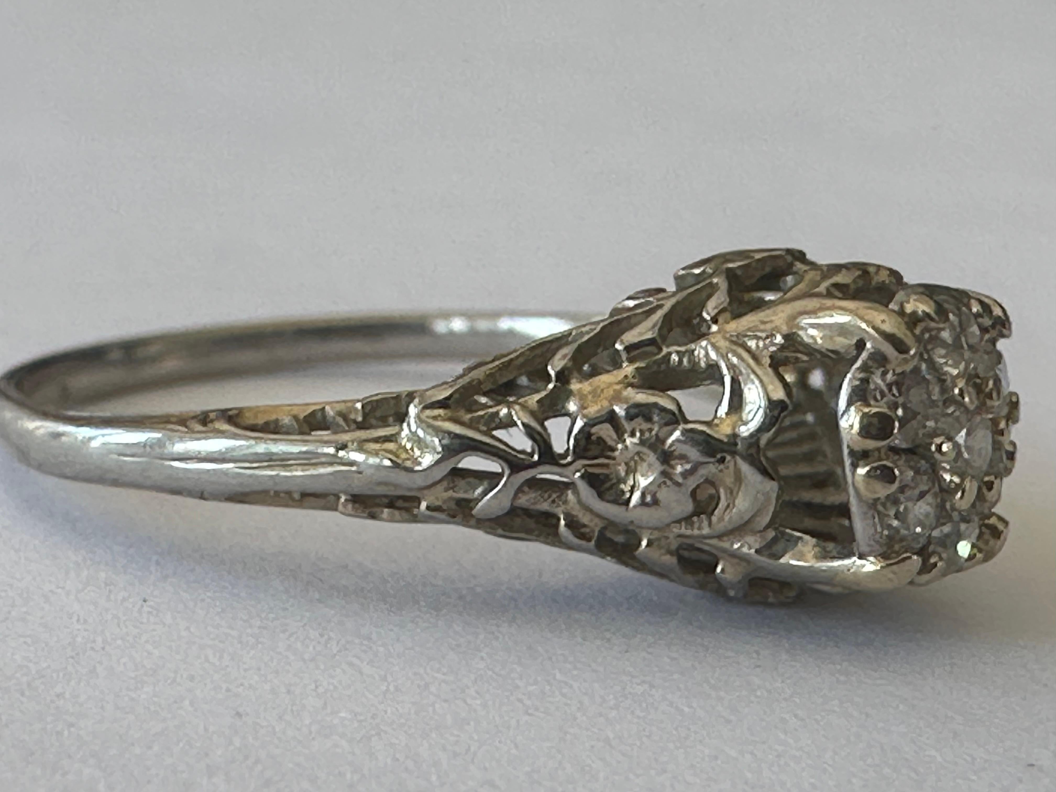 Art Deco Diamond and Filigree Cluster Flower Ring  For Sale 1