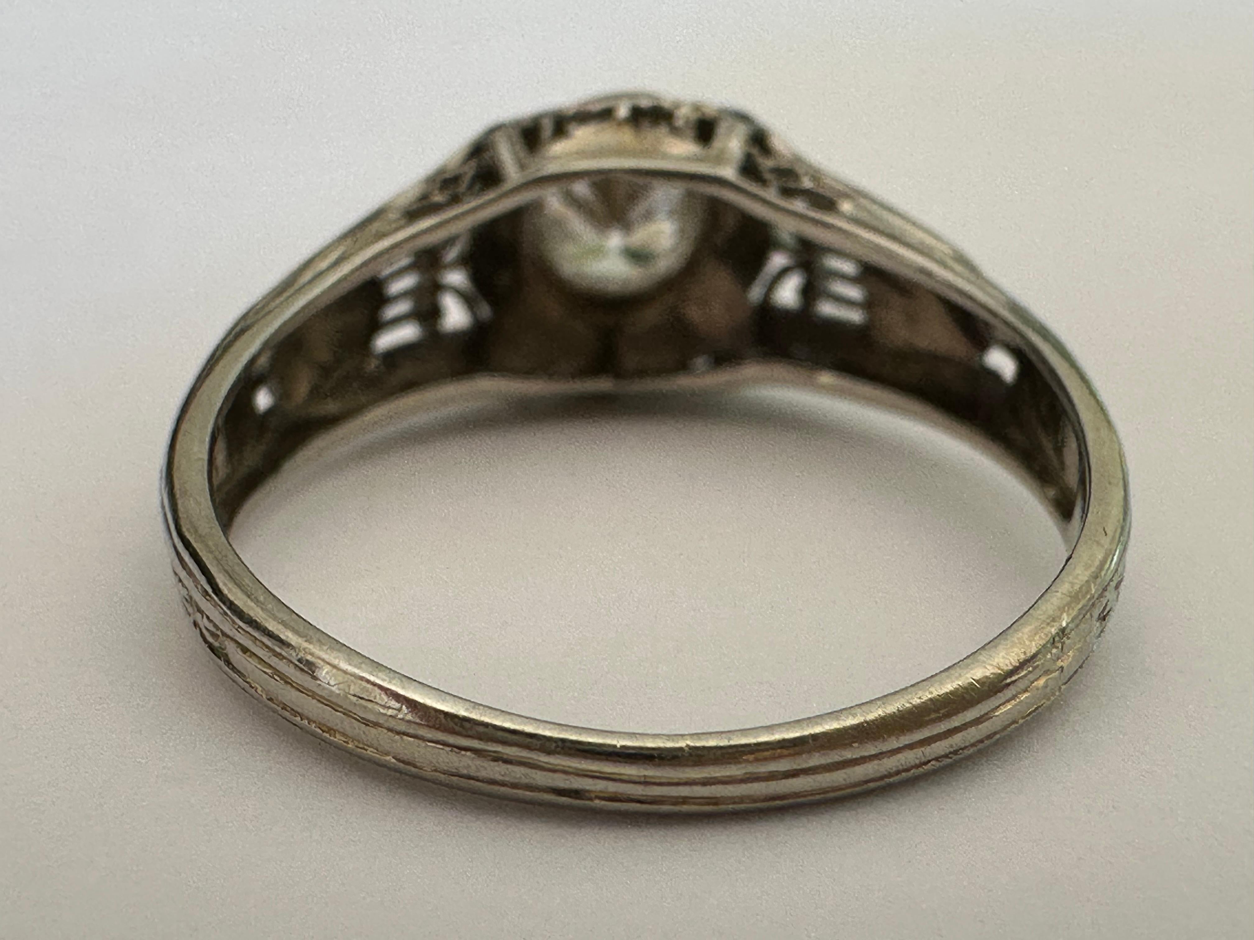 Bague de fiançailles Art déco en filigrane et diamant en vente 1