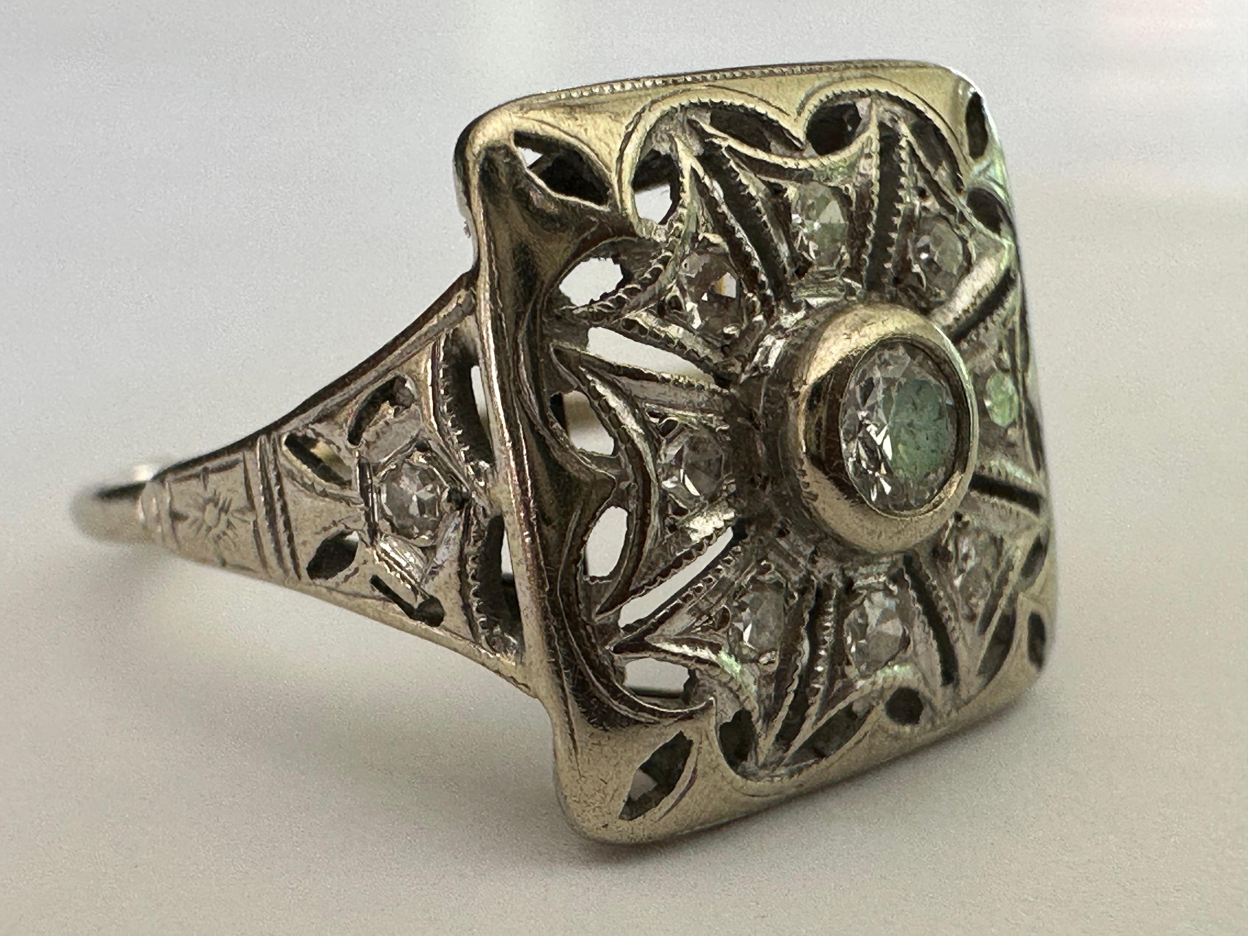 Anello Art Déco con diamanti e fiori in filigrana in vendita 1