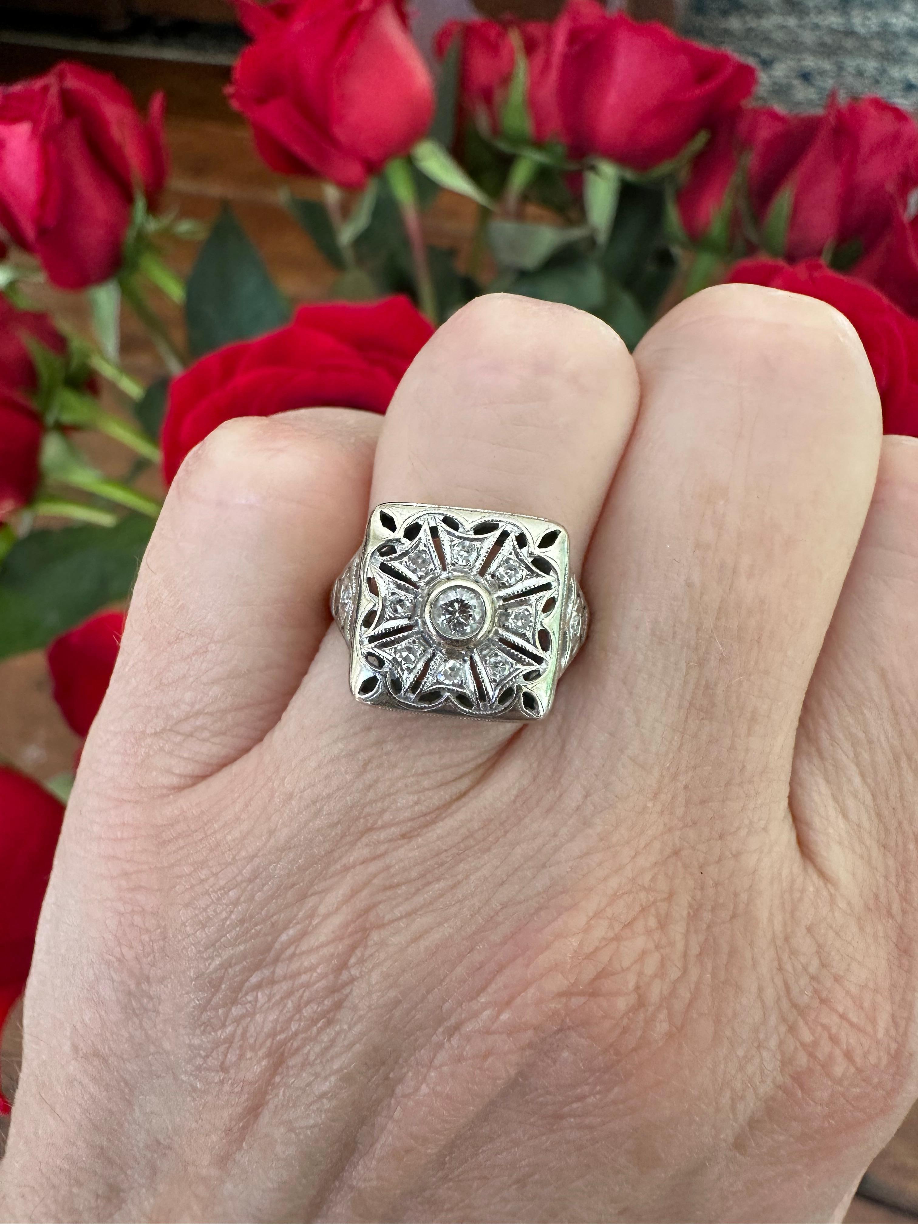 Anello Art Déco con diamanti e fiori in filigrana in vendita 3